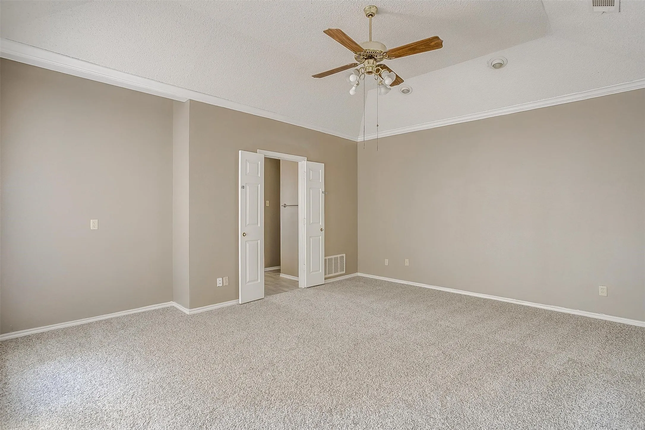 Single Family Residence For Rent in Dallas County , 9017 Rodeo Drive, Irving, Texas 75063, 3 Bedroom, 2 Bathroom, 2 Garage spaces, 2,262 Sqft, built in 1985, mls#21403448, Real Estate Agent in Irving, Homes For Rent in Dallas county, Homes For Rent in Irving, Realtor in Irving Texas, Real Estate Brokerage Independent Realty Texas, Luminita Cordes Realtor