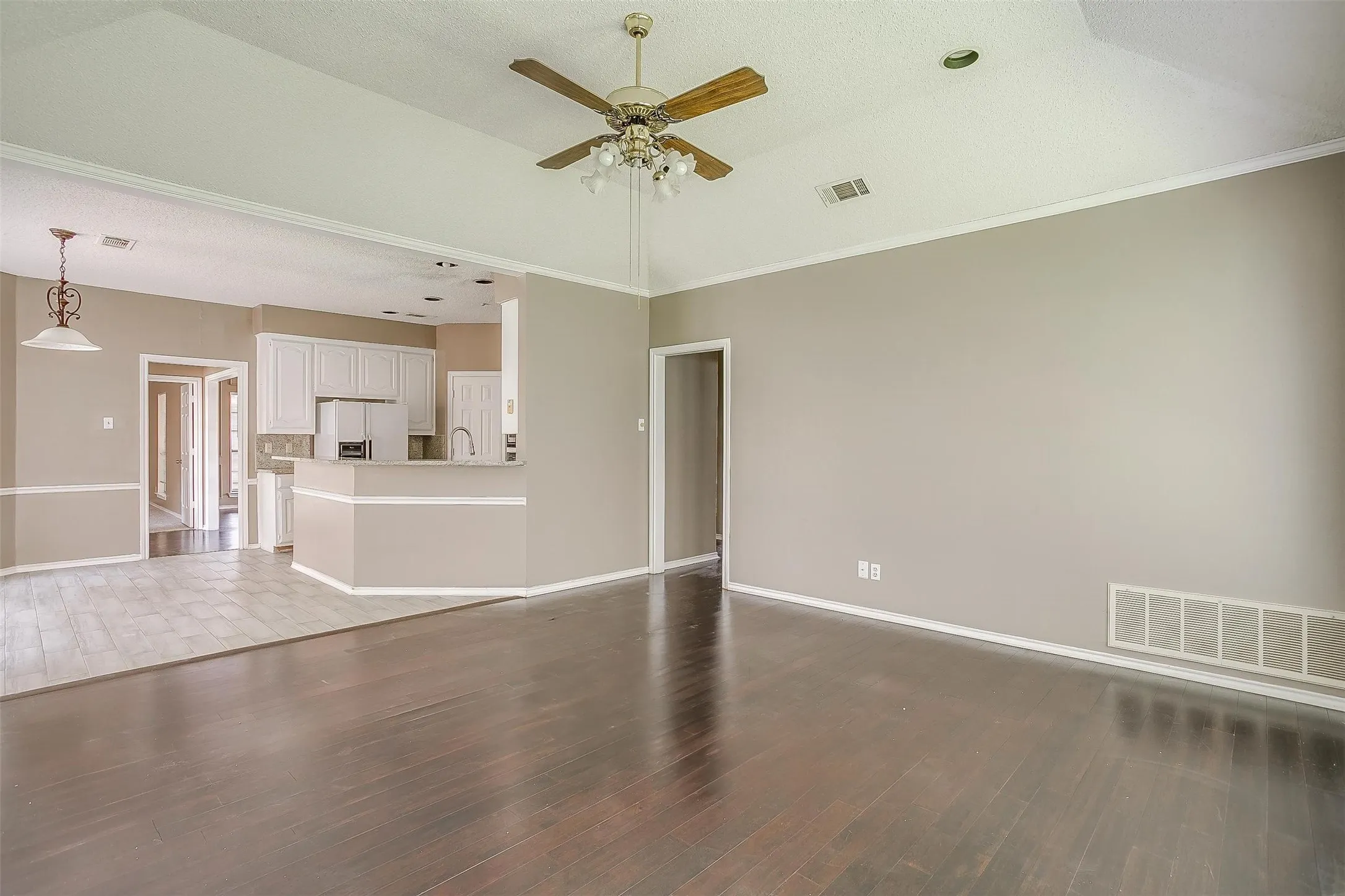 Single Family Residence For Rent in Dallas County , 9017 Rodeo Drive, Irving, Texas 75063, 3 Bedroom, 2 Bathroom, 2 Garage spaces, 2,262 Sqft, built in 1985, mls#21403448, Real Estate Agent in Irving, Homes For Rent in Dallas county, Homes For Rent in Irving, Realtor in Irving Texas, Real Estate Brokerage Independent Realty Texas, Luminita Cordes Realtor
