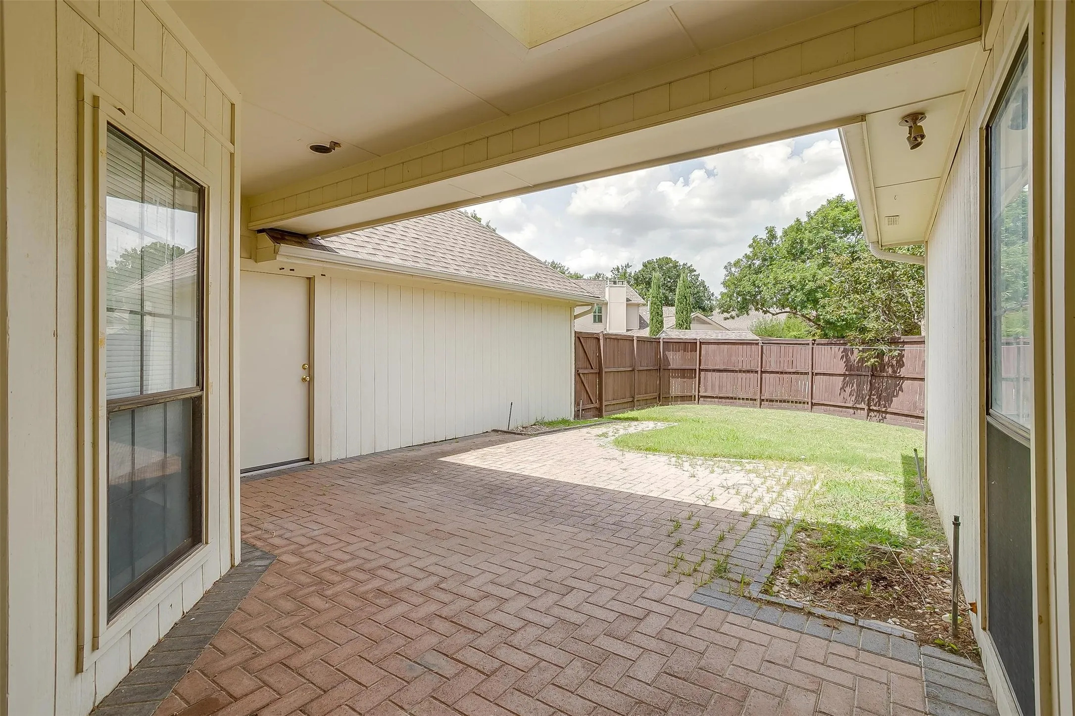 Single Family Residence For Rent in Dallas County , 9017 Rodeo Drive, Irving, Texas 75063, 3 Bedroom, 2 Bathroom, 2 Garage spaces, 2,262 Sqft, built in 1985, mls#21403448, Real Estate Agent in Irving, Homes For Rent in Dallas county, Homes For Rent in Irving, Realtor in Irving Texas, Real Estate Brokerage Independent Realty Texas, Luminita Cordes Realtor