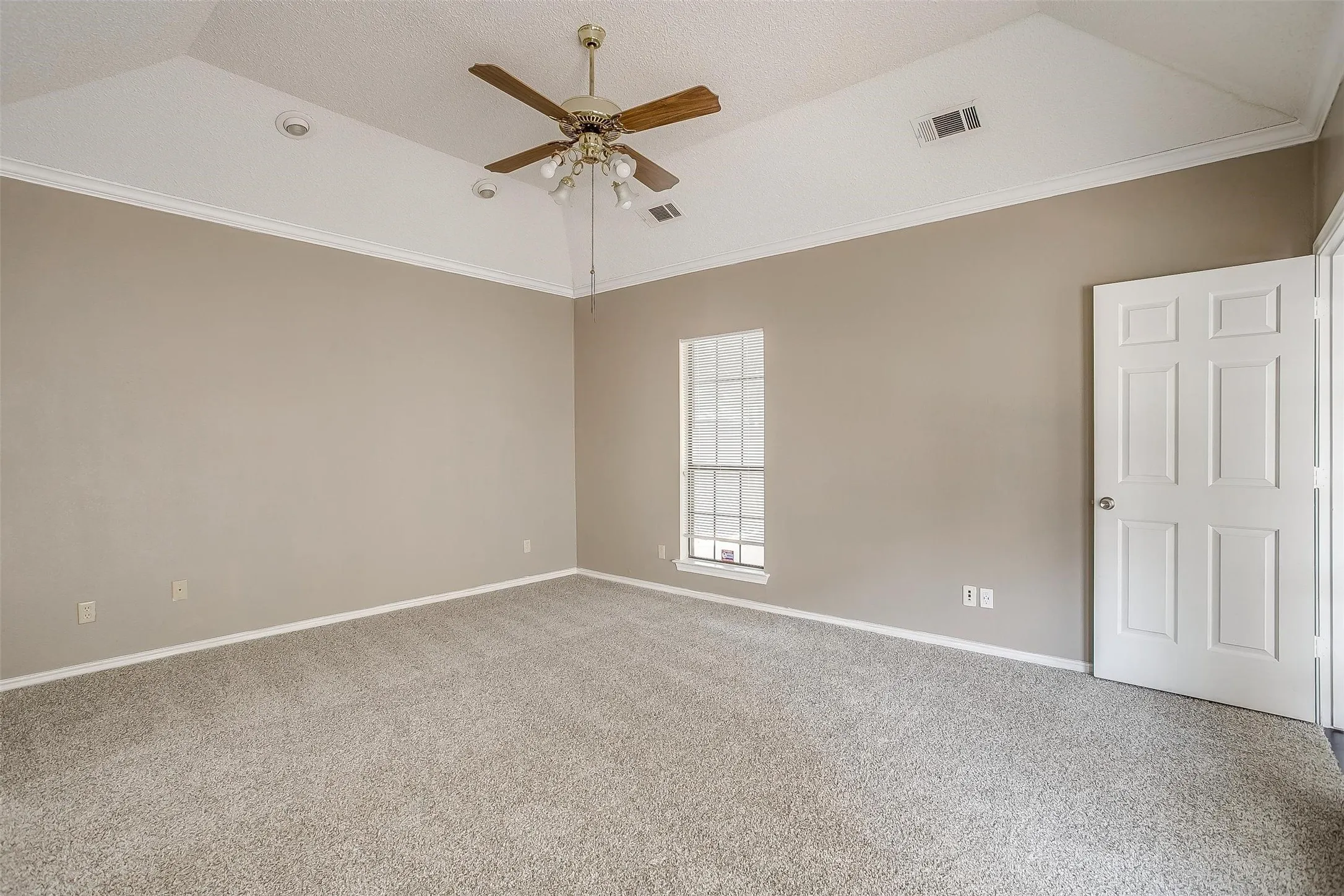 Single Family Residence For Rent in Dallas County , 9017 Rodeo Drive, Irving, Texas 75063, 3 Bedroom, 2 Bathroom, 2 Garage spaces, 2,262 Sqft, built in 1985, mls#21403448, Real Estate Agent in Irving, Homes For Rent in Dallas county, Homes For Rent in Irving, Realtor in Irving Texas, Real Estate Brokerage Independent Realty Texas, Luminita Cordes Realtor
