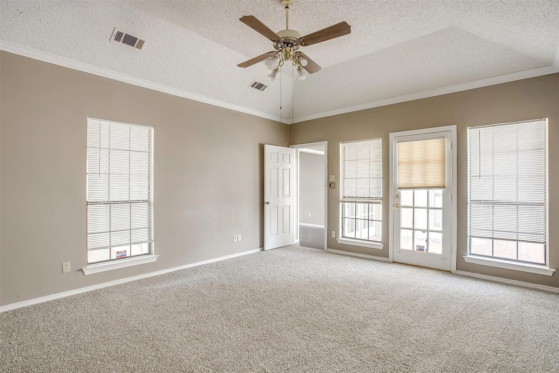 Single Family Residence For Rent in Dallas County , 9017 Rodeo Drive, Irving, Texas 75063, 3 Bedroom, 2 Bathroom, 2 Garage spaces, 2,262 Sqft, built in 1985, mls#21403448, Real Estate Agent in Irving, Homes For Rent in Dallas county, Homes For Rent in Irving, Realtor in Irving Texas, Real Estate Brokerage Independent Realty Texas, Luminita Cordes Realtor