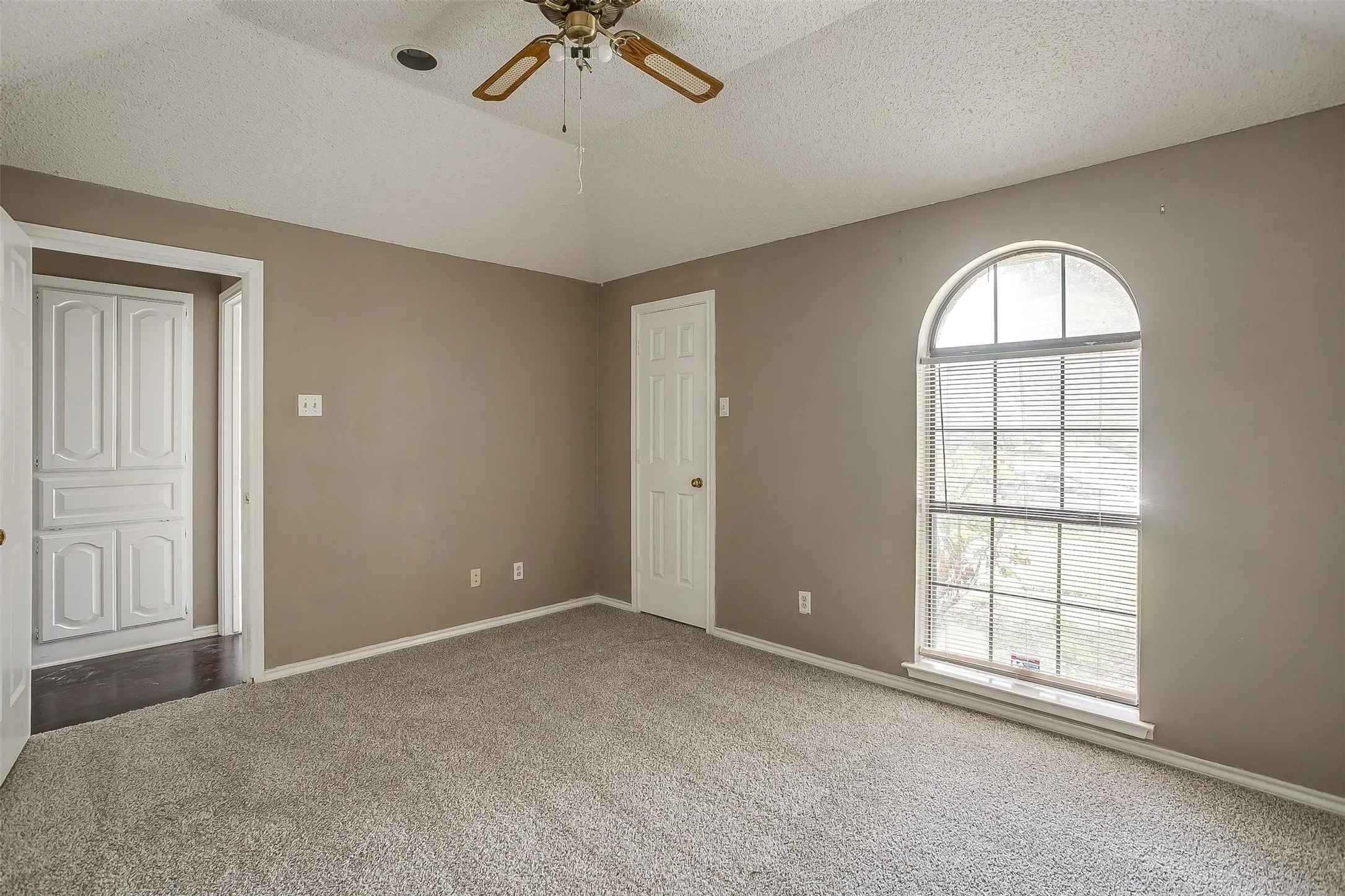 Single Family Residence For Rent in Dallas County , 9017 Rodeo Drive, Irving, Texas 75063, 3 Bedroom, 2 Bathroom, 2 Garage spaces, 2,262 Sqft, built in 1985, mls#21403448, Real Estate Agent in Irving, Homes For Rent in Dallas county, Homes For Rent in Irving, Realtor in Irving Texas, Real Estate Brokerage Independent Realty Texas, Luminita Cordes Realtor