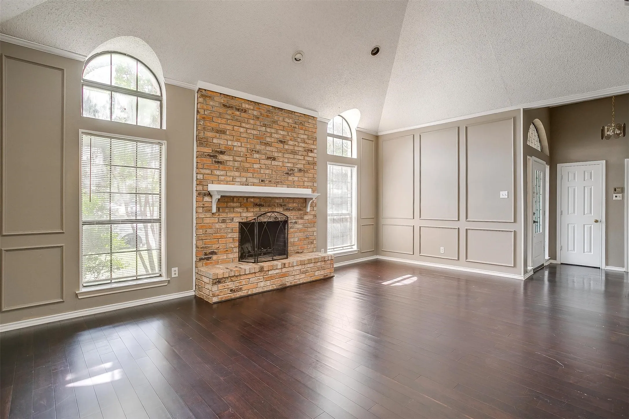 Single Family Residence For Rent in Dallas County , 9017 Rodeo Drive, Irving, Texas 75063, 3 Bedroom, 2 Bathroom, 2 Garage spaces, 2,262 Sqft, built in 1985, mls#21403448, Real Estate Agent in Irving, Homes For Rent in Dallas county, Homes For Rent in Irving, Realtor in Irving Texas, Real Estate Brokerage Independent Realty Texas, Luminita Cordes Realtor
