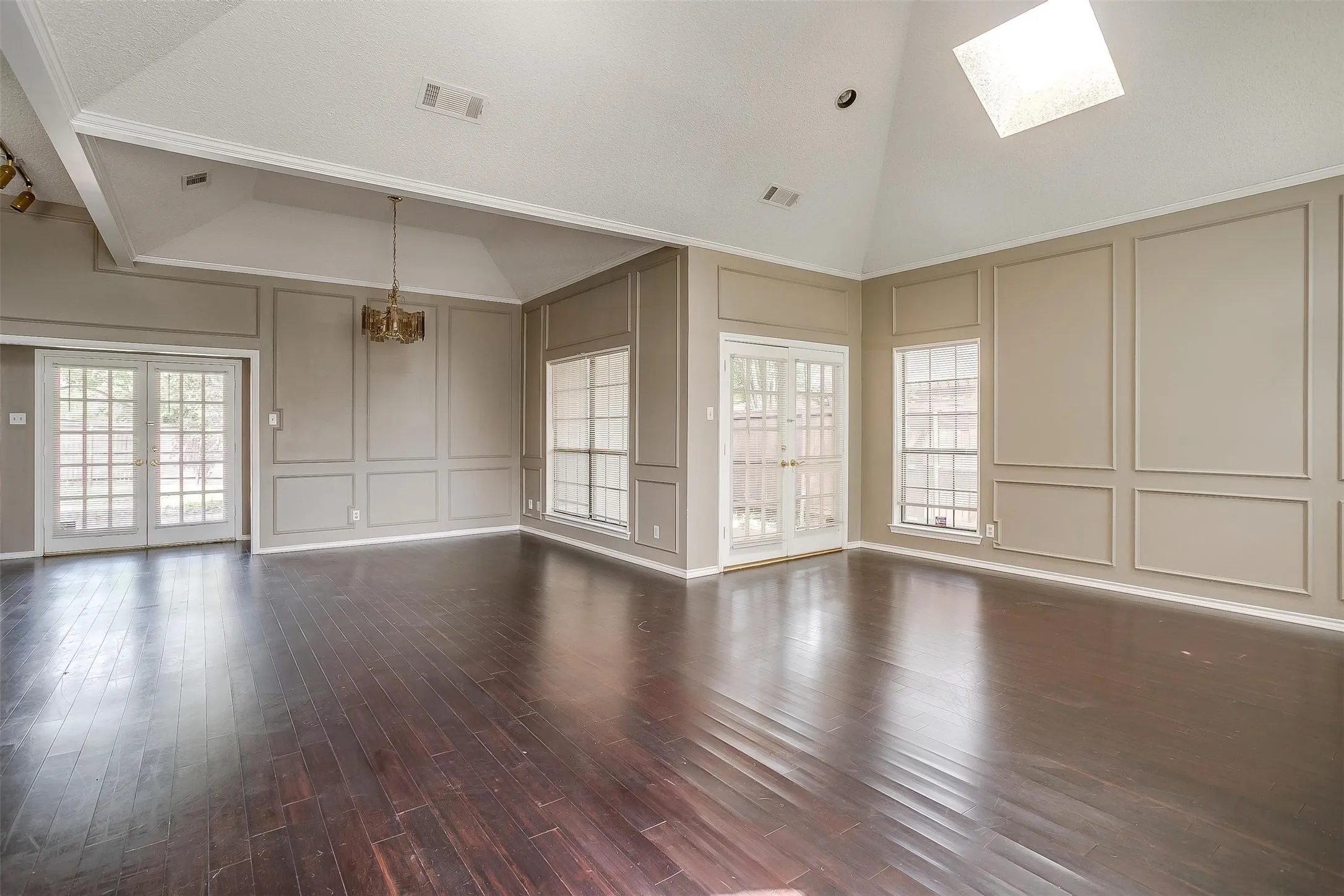 Single Family Residence For Rent in Dallas County , 9017 Rodeo Drive, Irving, Texas 75063, 3 Bedroom, 2 Bathroom, 2 Garage spaces, 2,262 Sqft, built in 1985, mls#21403448, Real Estate Agent in Irving, Homes For Rent in Dallas county, Homes For Rent in Irving, Realtor in Irving Texas, Real Estate Brokerage Independent Realty Texas, Luminita Cordes Realtor