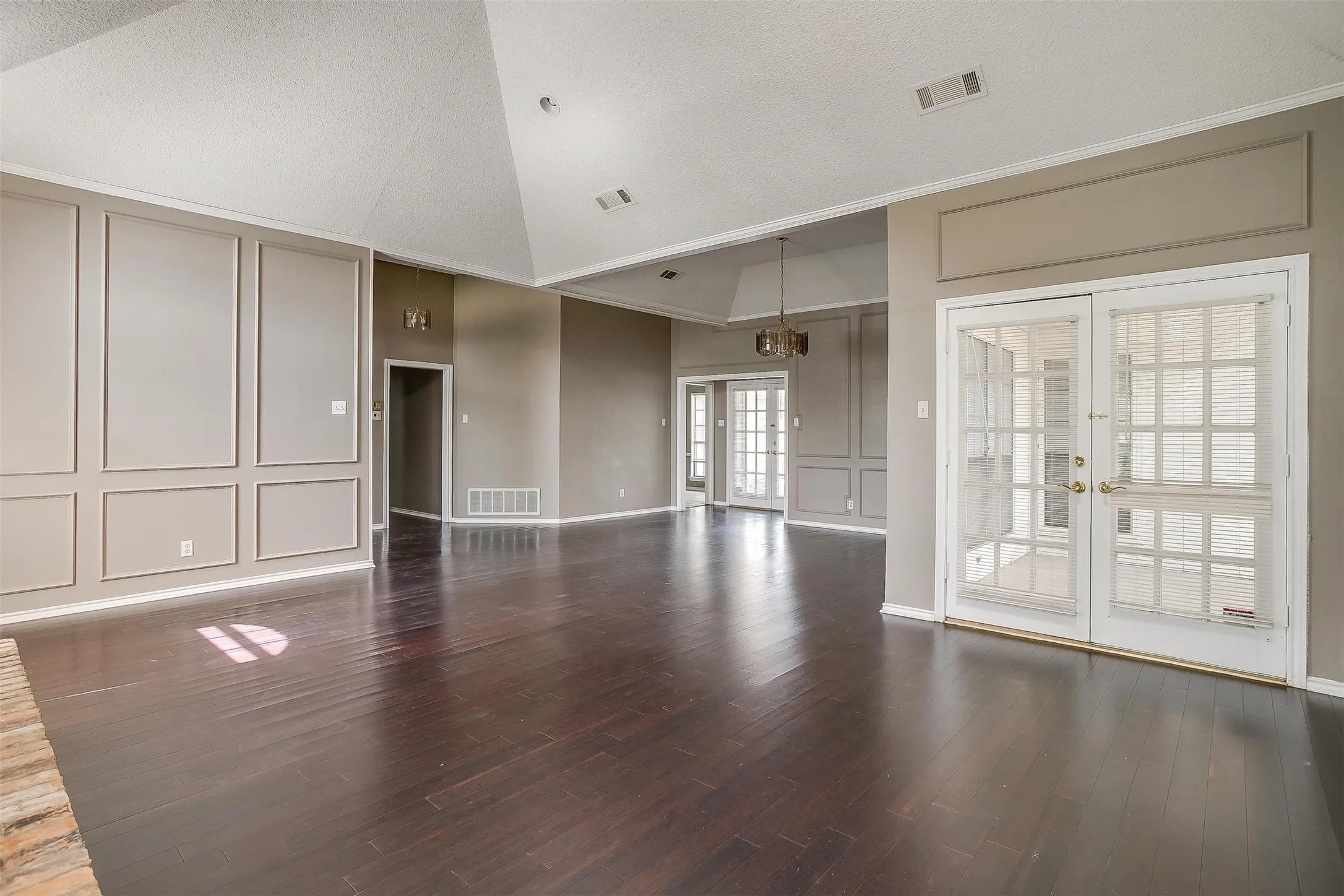 Single Family Residence For Rent in Dallas County , 9017 Rodeo Drive, Irving, Texas 75063, 3 Bedroom, 2 Bathroom, 2 Garage spaces, 2,262 Sqft, built in 1985, mls#21403448, Real Estate Agent in Irving, Homes For Rent in Dallas county, Homes For Rent in Irving, Realtor in Irving Texas, Real Estate Brokerage Independent Realty Texas, Luminita Cordes Realtor