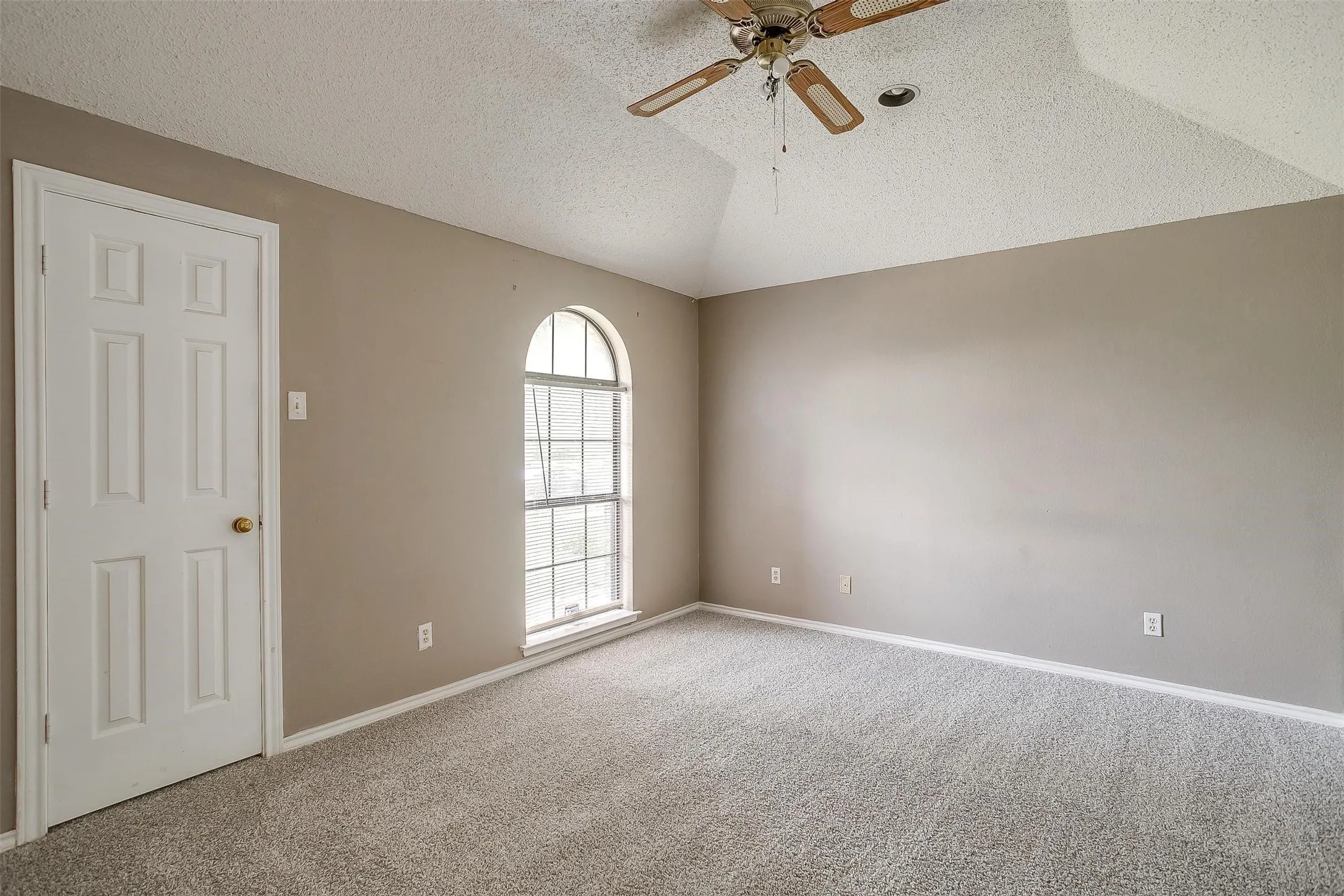 Single Family Residence For Rent in Dallas County , 9017 Rodeo Drive, Irving, Texas 75063, 3 Bedroom, 2 Bathroom, 2 Garage spaces, 2,262 Sqft, built in 1985, mls#21403448, Real Estate Agent in Irving, Homes For Rent in Dallas county, Homes For Rent in Irving, Realtor in Irving Texas, Real Estate Brokerage Independent Realty Texas, Luminita Cordes Realtor