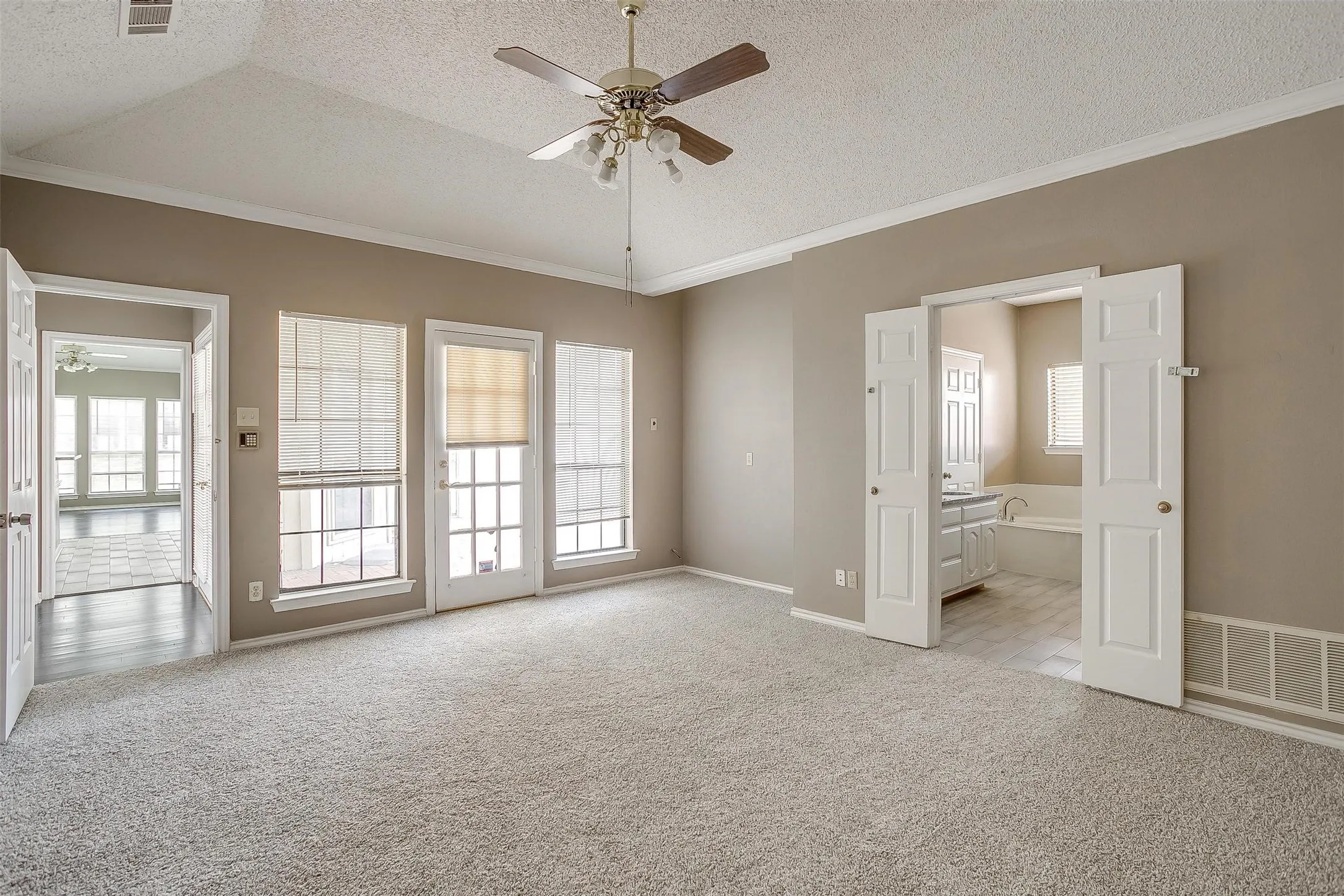 Single Family Residence For Rent in Dallas County , 9017 Rodeo Drive, Irving, Texas 75063, 3 Bedroom, 2 Bathroom, 2 Garage spaces, 2,262 Sqft, built in 1985, mls#21403448, Real Estate Agent in Irving, Homes For Rent in Dallas county, Homes For Rent in Irving, Realtor in Irving Texas, Real Estate Brokerage Independent Realty Texas, Luminita Cordes Realtor