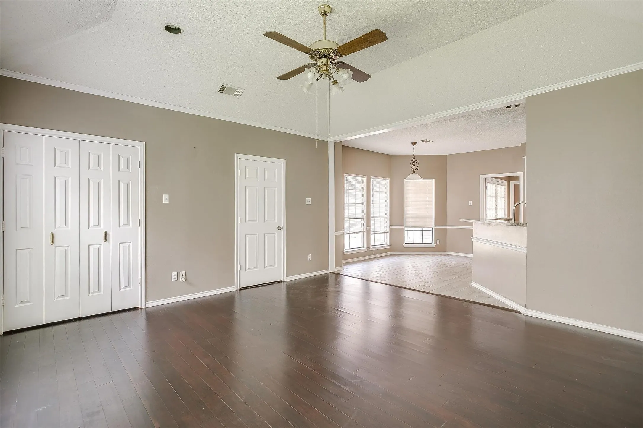 Single Family Residence For Rent in Dallas County , 9017 Rodeo Drive, Irving, Texas 75063, 3 Bedroom, 2 Bathroom, 2 Garage spaces, 2,262 Sqft, built in 1985, mls#21403448, Real Estate Agent in Irving, Homes For Rent in Dallas county, Homes For Rent in Irving, Realtor in Irving Texas, Real Estate Brokerage Independent Realty Texas, Luminita Cordes Realtor