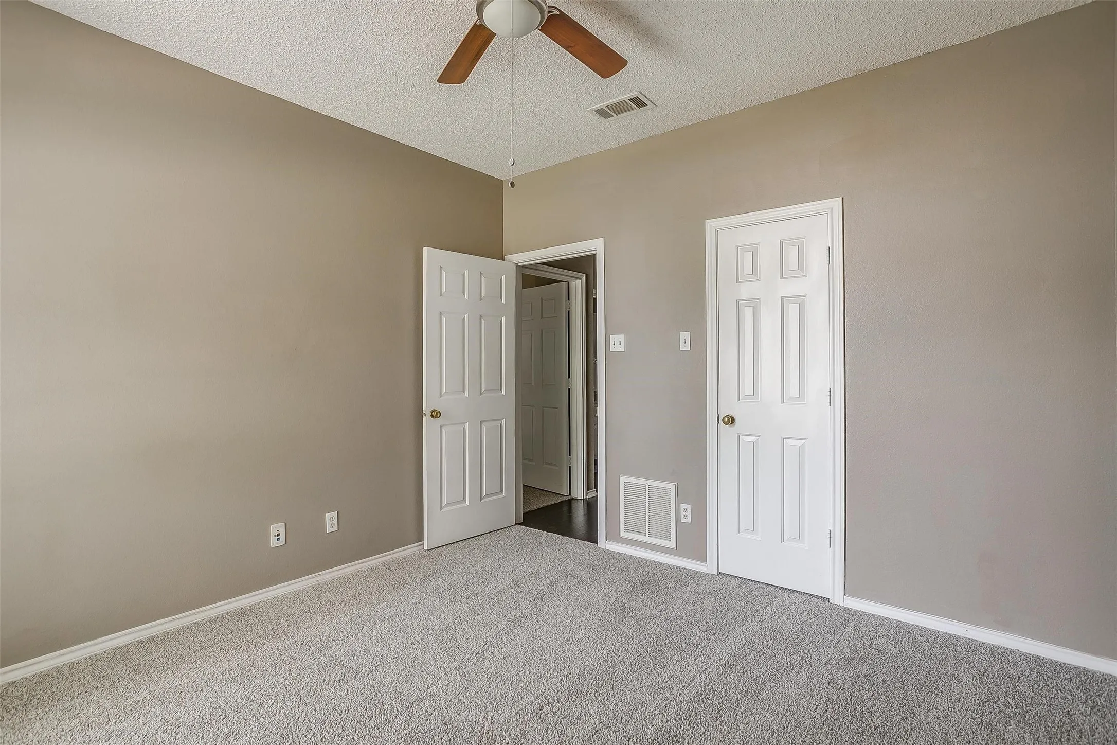 Single Family Residence For Rent in Dallas County , 9017 Rodeo Drive, Irving, Texas 75063, 3 Bedroom, 2 Bathroom, 2 Garage spaces, 2,262 Sqft, built in 1985, mls#21403448, Real Estate Agent in Irving, Homes For Rent in Dallas county, Homes For Rent in Irving, Realtor in Irving Texas, Real Estate Brokerage Independent Realty Texas, Luminita Cordes Realtor