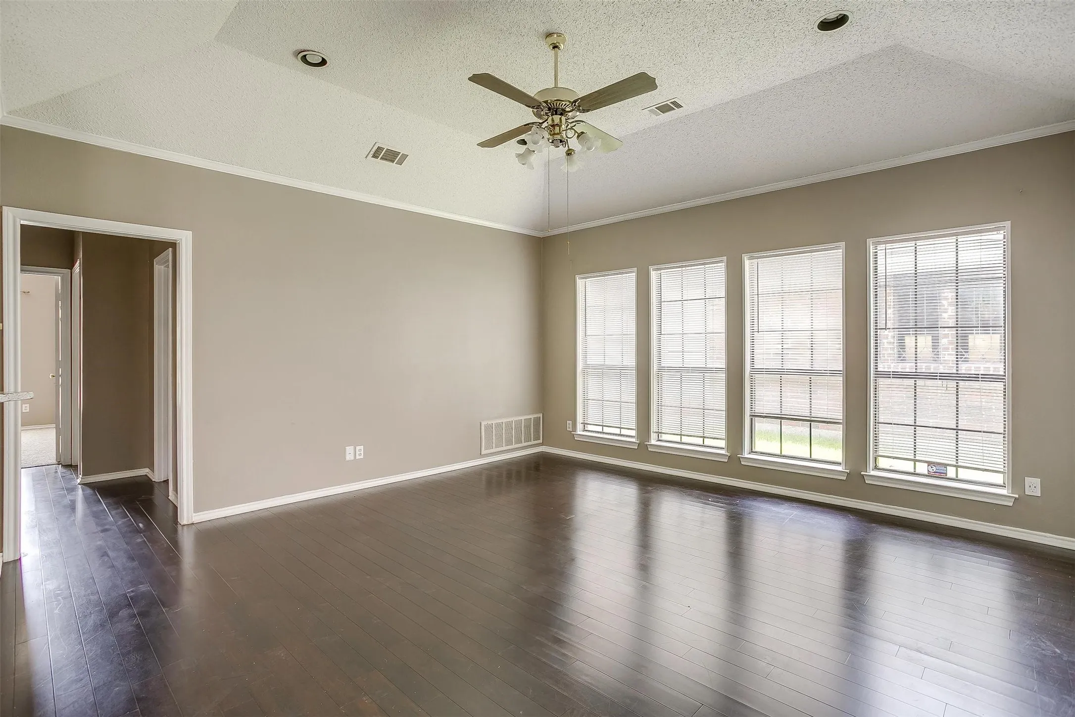 Single Family Residence For Rent in Dallas County , 9017 Rodeo Drive, Irving, Texas 75063, 3 Bedroom, 2 Bathroom, 2 Garage spaces, 2,262 Sqft, built in 1985, mls#21403448, Real Estate Agent in Irving, Homes For Rent in Dallas county, Homes For Rent in Irving, Realtor in Irving Texas, Real Estate Brokerage Independent Realty Texas, Luminita Cordes Realtor