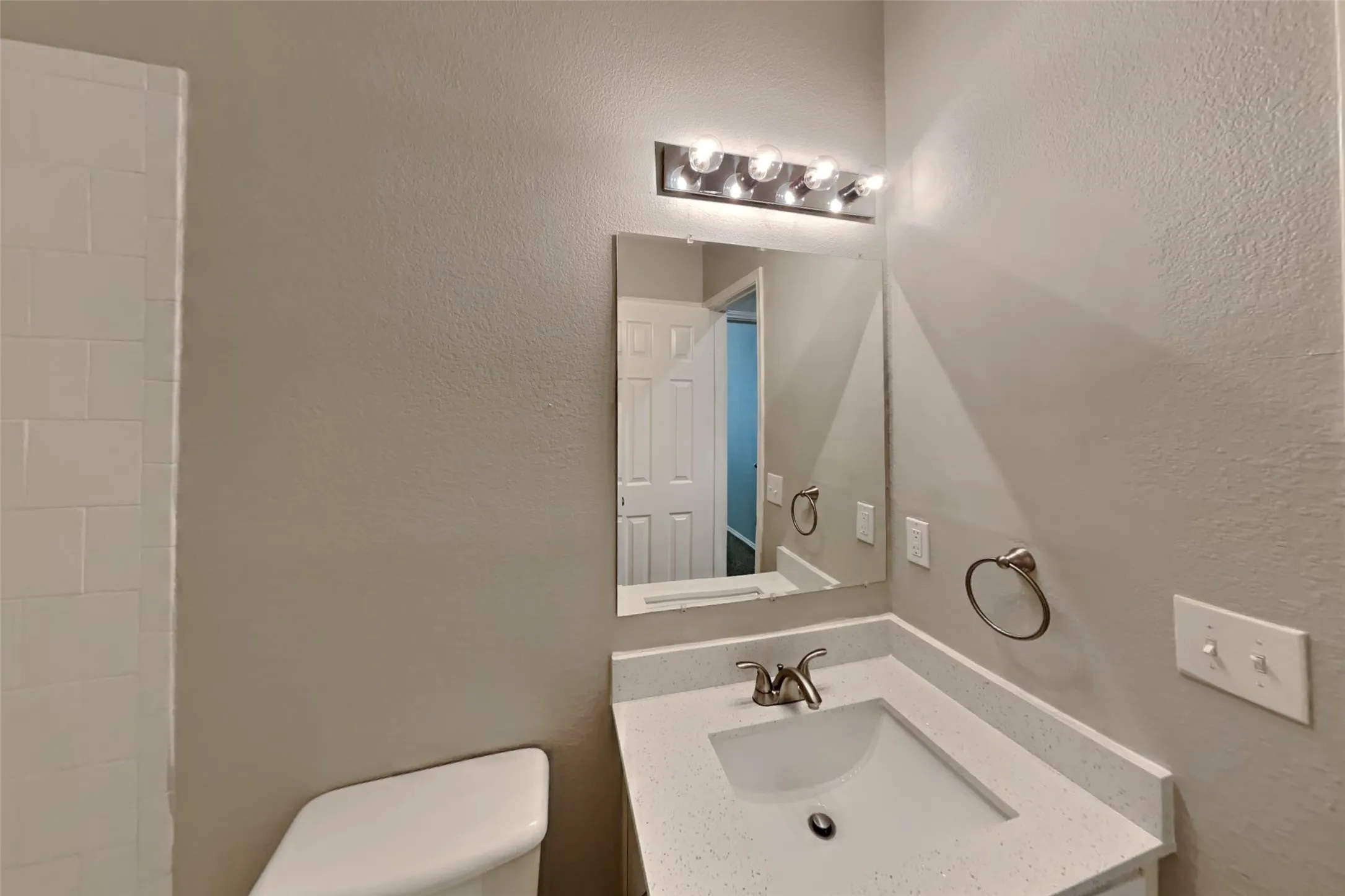 Single Family Residence For Rent in Denton County , 1036 Wagon Trail Drive, Little Elm, Texas 75068, 3 Bedroom, 2 Bathroom, 2 Garage spaces, 1,716 Sqft, built in 2003, mls#21403454, Real Estate Agent in Little Elm, Homes For Rent in Denton county, Homes For Rent in Little Elm, Realtor in Little Elm Texas, Real Estate Brokerage Independent Realty Texas, Luminita Cordes Realtor