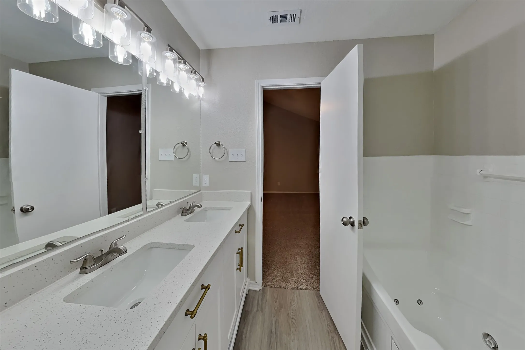 Single Family Residence For Rent in Tarrant County , 6716 Copperwood Court, Arlington, Texas 76001, 3 Bedroom, 2 Bathroom, 2 Garage spaces, 1,457 Sqft, built in 1991, mls#21403457, Real Estate Agent in Arlington, Homes For Rent in Tarrant county, Homes For Rent in Arlington, Realtor in Arlington Texas, Real Estate Brokerage Independent Realty Texas, Luminita Cordes Realtor