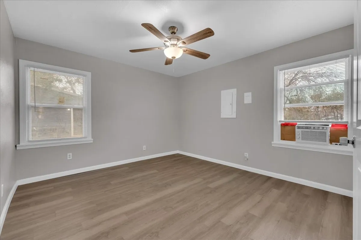 Single Family Residence For Rent in Tarrant County , 5528 Rickenbacker Place, Fort Worth, Texas 76112, 2 Bedroom, 1 Bathroom, Garage spaces, 776 Sqft, built in 1954, mls#21402770, Real Estate Agent in Fort Worth, Homes For Rent in Tarrant county, Homes For Rent in Fort Worth, Realtor in Fort Worth Texas, Real Estate Brokerage Independent Realty Texas, Luminita Cordes Realtor