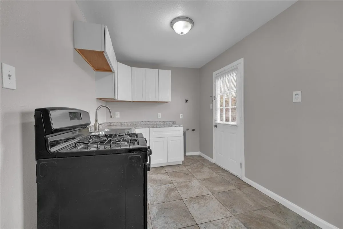 Single Family Residence For Rent in Tarrant County , 5528 Rickenbacker Place, Fort Worth, Texas 76112, 2 Bedroom, 1 Bathroom, Garage spaces, 776 Sqft, built in 1954, mls#21402770, Real Estate Agent in Fort Worth, Homes For Rent in Tarrant county, Homes For Rent in Fort Worth, Realtor in Fort Worth Texas, Real Estate Brokerage Independent Realty Texas, Luminita Cordes Realtor