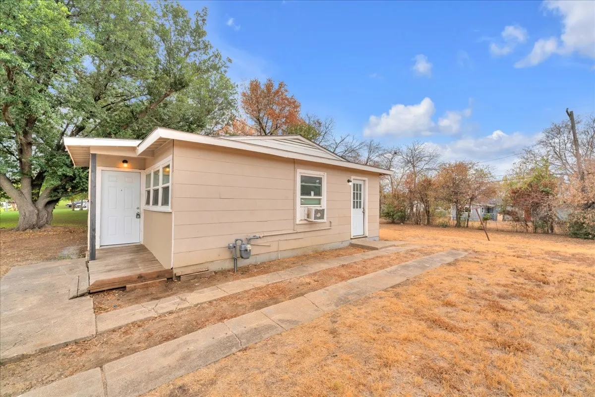 Single Family Residence For Rent in Tarrant County , 5528 Rickenbacker Place, Fort Worth, Texas 76112, 2 Bedroom, 1 Bathroom, Garage spaces, 776 Sqft, built in 1954, mls#21402770, Real Estate Agent in Fort Worth, Homes For Rent in Tarrant county, Homes For Rent in Fort Worth, Realtor in Fort Worth Texas, Real Estate Brokerage Independent Realty Texas, Luminita Cordes Realtor