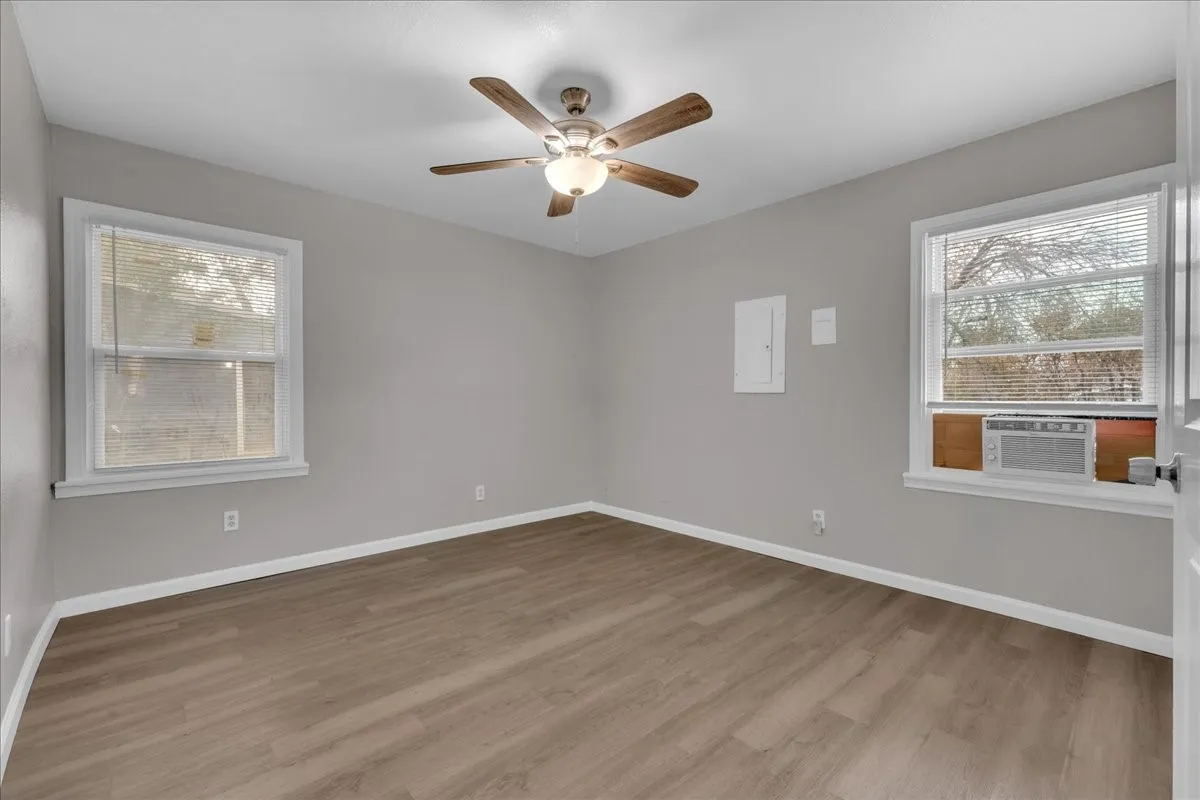 Single Family Residence For Rent in Tarrant County , 5528 Rickenbacker Place, Fort Worth, Texas 76112, 2 Bedroom, 1 Bathroom, Garage spaces, 776 Sqft, built in 1954, mls#21402770, Real Estate Agent in Fort Worth, Homes For Rent in Tarrant county, Homes For Rent in Fort Worth, Realtor in Fort Worth Texas, Real Estate Brokerage Independent Realty Texas, Luminita Cordes Realtor