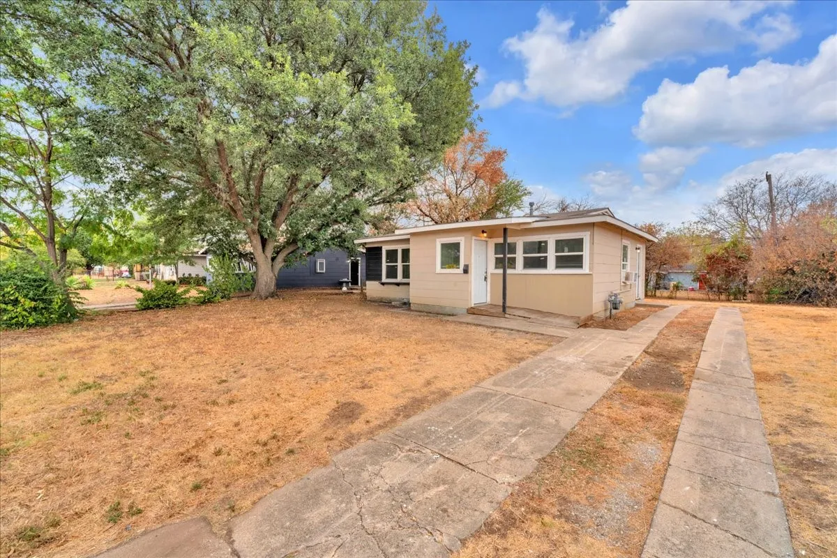 Single Family Residence For Rent in Tarrant County , 5528 Rickenbacker Place, Fort Worth, Texas 76112, 2 Bedroom, 1 Bathroom, Garage spaces, 776 Sqft, built in 1954, mls#21402770, Real Estate Agent in Fort Worth, Homes For Rent in Tarrant county, Homes For Rent in Fort Worth, Realtor in Fort Worth Texas, Real Estate Brokerage Independent Realty Texas, Luminita Cordes Realtor