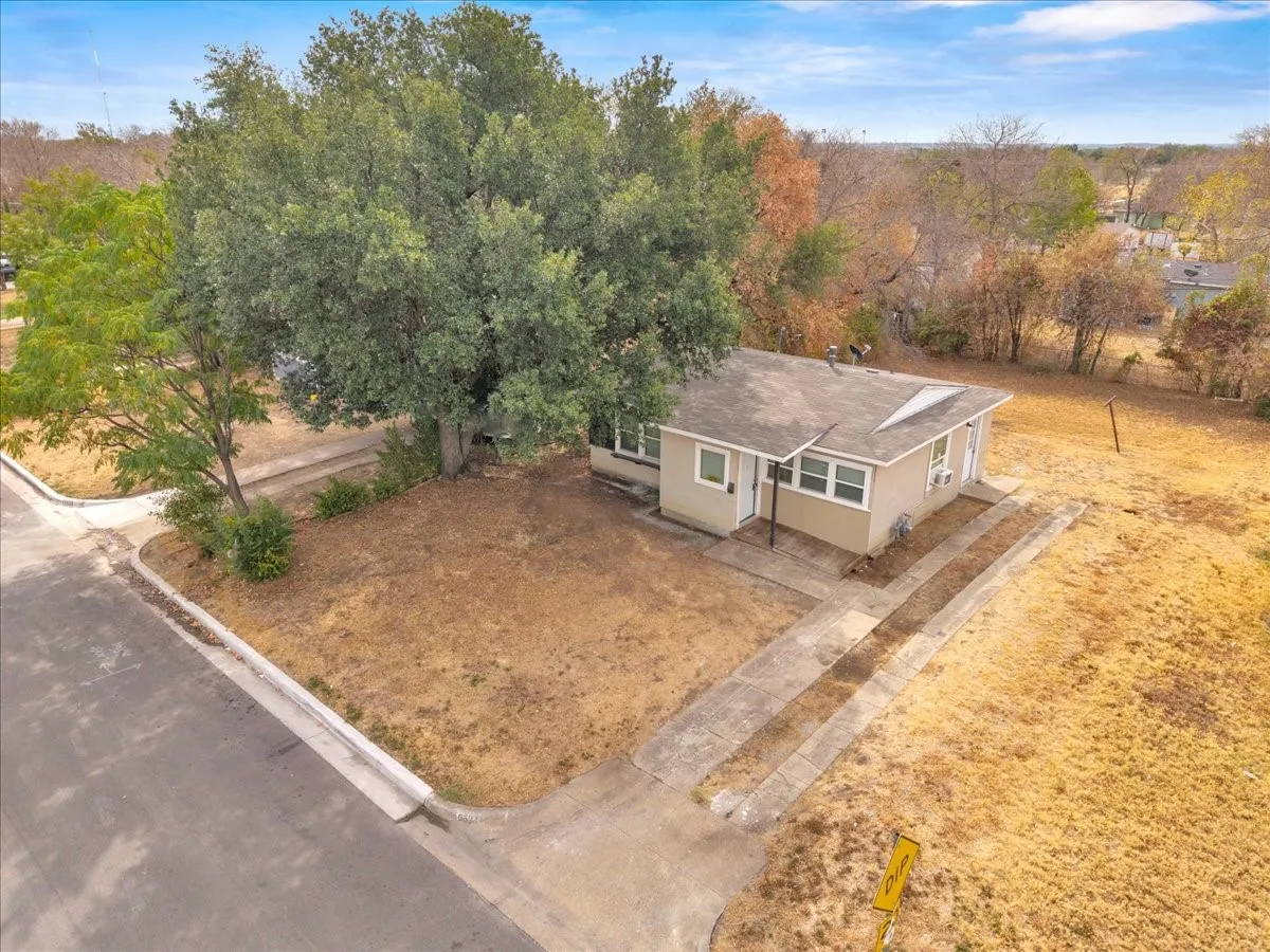 Single Family Residence For Rent in Tarrant County , 5528 Rickenbacker Place, Fort Worth, Texas 76112, 2 Bedroom, 1 Bathroom, Garage spaces, 776 Sqft, built in 1954, mls#21402770, Real Estate Agent in Fort Worth, Homes For Rent in Tarrant county, Homes For Rent in Fort Worth, Realtor in Fort Worth Texas, Real Estate Brokerage Independent Realty Texas, Luminita Cordes Realtor