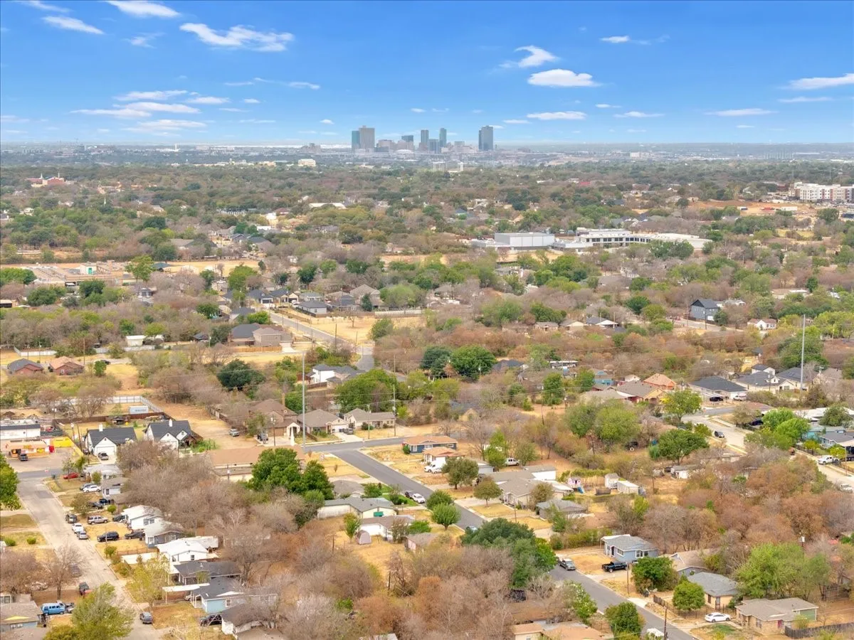 Single Family Residence For Rent in Tarrant County , 5528 Rickenbacker Place, Fort Worth, Texas 76112, 2 Bedroom, 1 Bathroom, Garage spaces, 776 Sqft, built in 1954, mls#21402770, Real Estate Agent in Fort Worth, Homes For Rent in Tarrant county, Homes For Rent in Fort Worth, Realtor in Fort Worth Texas, Real Estate Brokerage Independent Realty Texas, Luminita Cordes Realtor