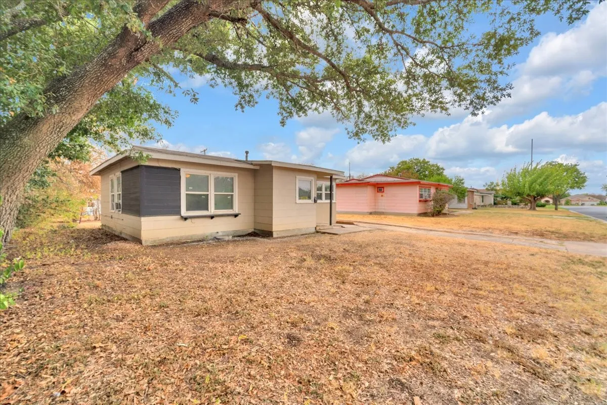 Single Family Residence For Rent in Tarrant County , 5528 Rickenbacker Place, Fort Worth, Texas 76112, 2 Bedroom, 1 Bathroom, Garage spaces, 776 Sqft, built in 1954, mls#21402770, Real Estate Agent in Fort Worth, Homes For Rent in Tarrant county, Homes For Rent in Fort Worth, Realtor in Fort Worth Texas, Real Estate Brokerage Independent Realty Texas, Luminita Cordes Realtor