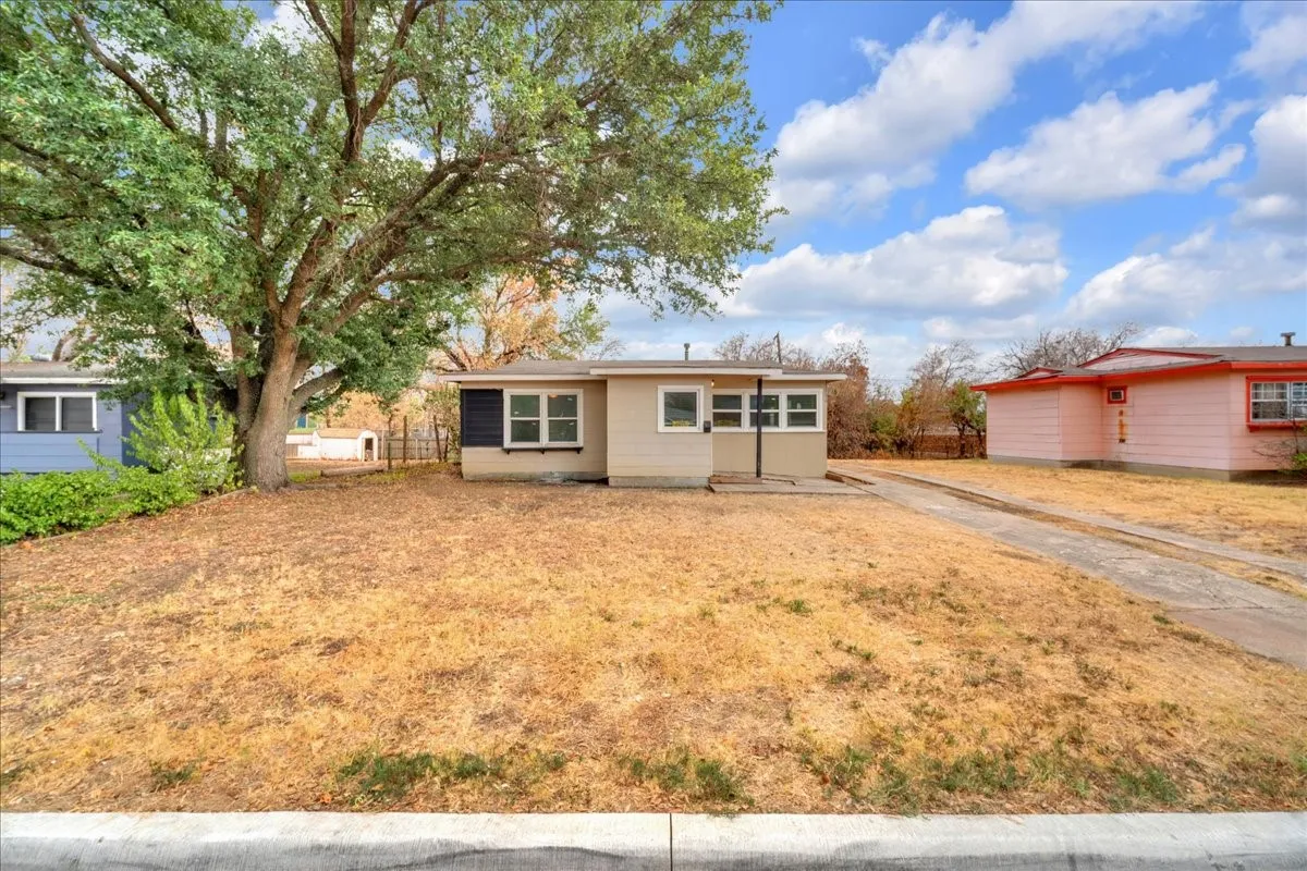 Single Family Residence For Rent in Tarrant County , 5528 Rickenbacker Place, Fort Worth, Texas 76112, 2 Bedroom, 1 Bathroom, Garage spaces, 776 Sqft, built in 1954, mls#21402770, Real Estate Agent in Fort Worth, Homes For Rent in Tarrant county, Homes For Rent in Fort Worth, Realtor in Fort Worth Texas, Real Estate Brokerage Independent Realty Texas, Luminita Cordes Realtor