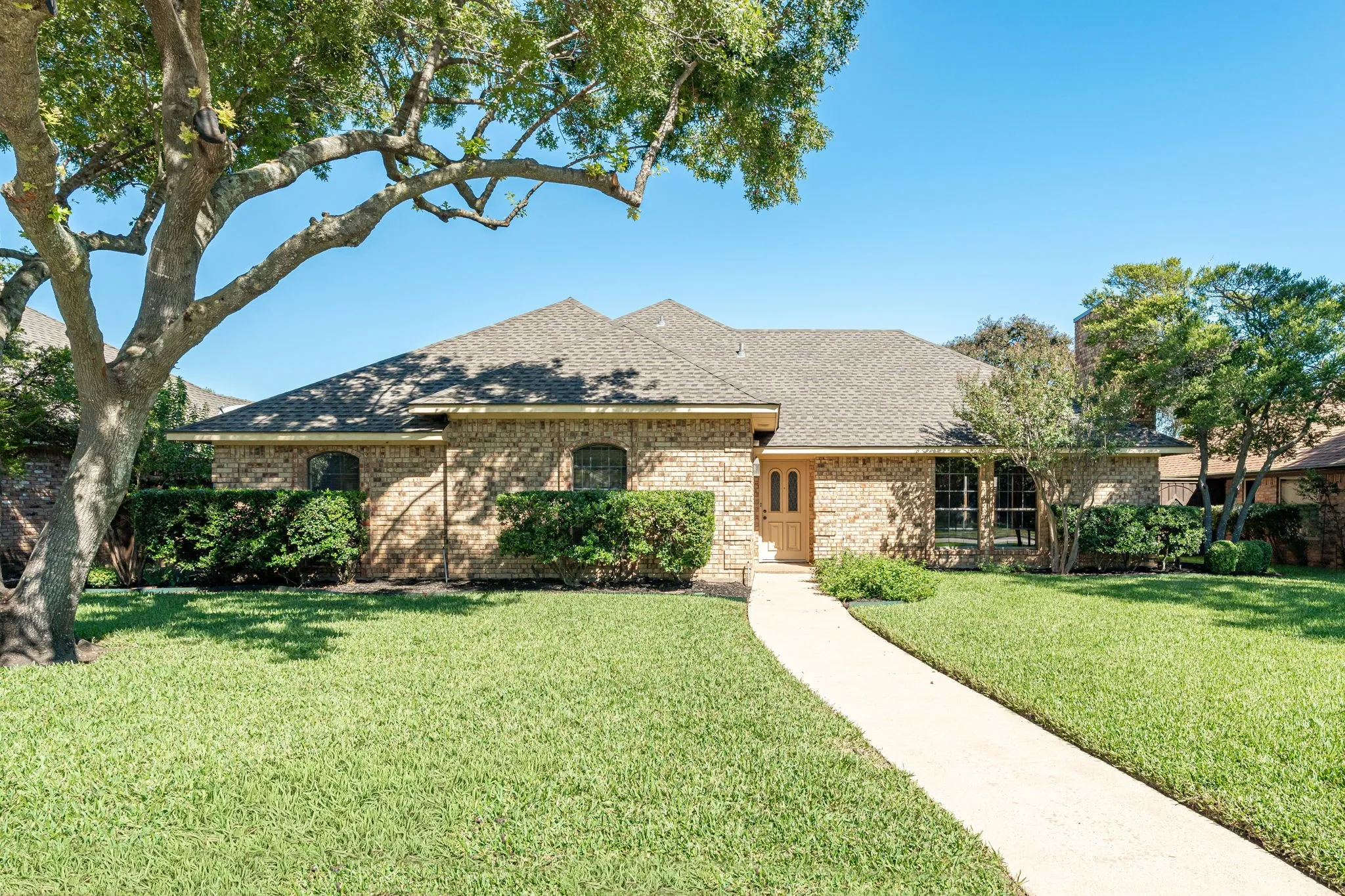 Single Family Residence For Sale in Collin County , 907 Rush Creek Drive, Allen, Texas 75002, 3 Bedroom, 2 Bathroom, 2 Garage spaces, 1,943 Sqft, built in 1984, mls#21397132, Real Estate Agent in Allen, Homes For Sale in Collin county, Homes For Sale in Allen, Realtor in Allen Texas, Real Estate Brokerage Independent Realty Texas, Luminita Cordes Realtor