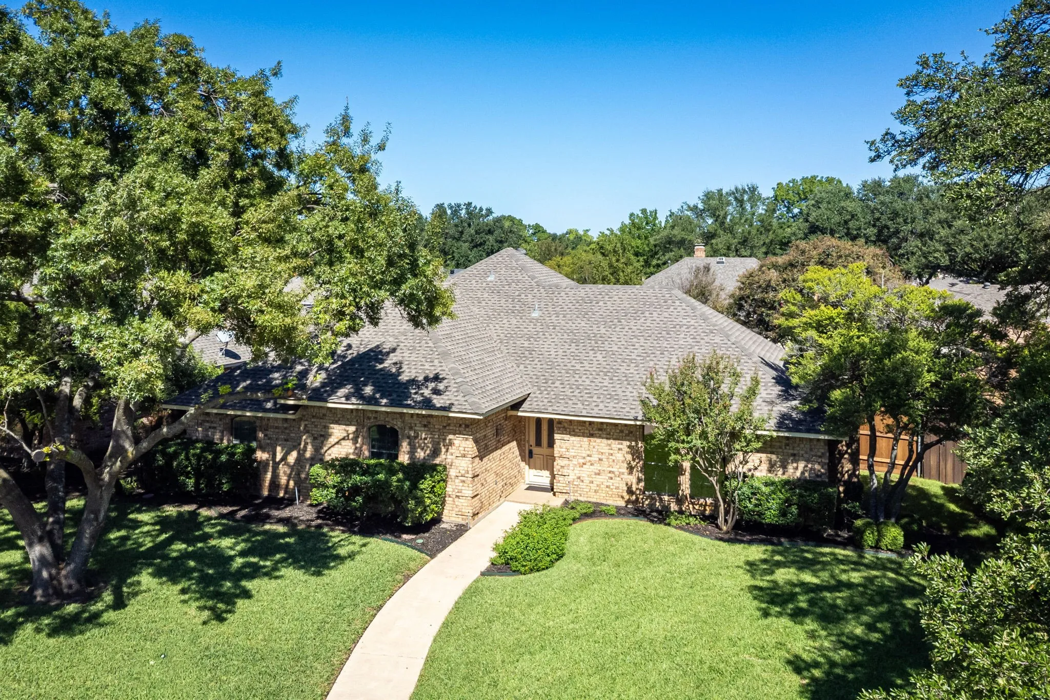 Single Family Residence For Sale in Collin County , 907 Rush Creek Drive, Allen, Texas 75002, 3 Bedroom, 2 Bathroom, 2 Garage spaces, 1,943 Sqft, built in 1984, mls#21397132, Real Estate Agent in Allen, Homes For Sale in Collin county, Homes For Sale in Allen, Realtor in Allen Texas, Real Estate Brokerage Independent Realty Texas, Luminita Cordes Realtor
