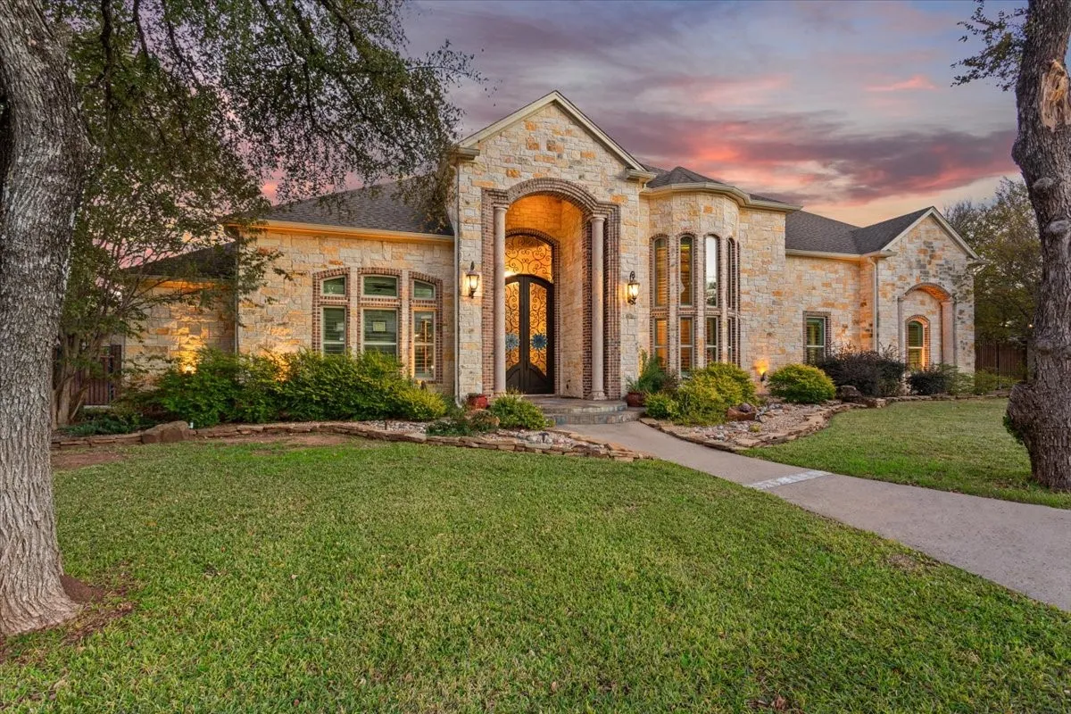 Single Family Residence For Sale in Mc Lennan County , 10020 Hidden Bluff, Waco, Texas 76657, 5 Bedroom, 5 Bathroom, 5 Garage spaces, 7,677 Sqft, built in 2012, mls#21403138, Real Estate Agent in Waco, Homes For Sale in Mc Lennan county, Homes For Sale in Waco, Realtor in Waco Texas, Real Estate Brokerage Independent Realty Texas, Luminita Cordes Realtor