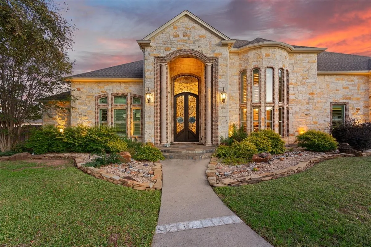 Single Family Residence For Sale in Mc Lennan County , 10020 Hidden Bluff, Waco, Texas 76657, 5 Bedroom, 5 Bathroom, 5 Garage spaces, 7,677 Sqft, built in 2012, mls#21403138, Real Estate Agent in Waco, Homes For Sale in Mc Lennan county, Homes For Sale in Waco, Realtor in Waco Texas, Real Estate Brokerage Independent Realty Texas, Luminita Cordes Realtor