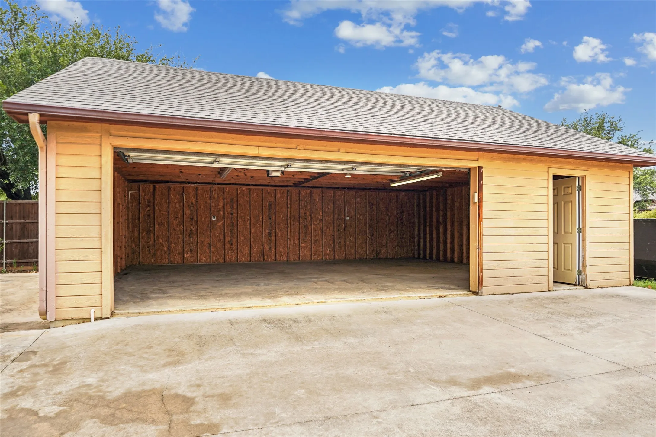 Single Family Residence For Sale in Denton County , 1570 Karen Drive, Argyle, Texas 76226, 3 Bedroom, 3 Bathroom, 2 Garage spaces, 2,271 Sqft, built in 1995, mls#21403133, Real Estate Agent in Argyle, Homes For Sale in Denton county, Homes For Sale in Argyle, Realtor in Argyle Texas, Real Estate Brokerage Independent Realty Texas, Luminita Cordes Realtor