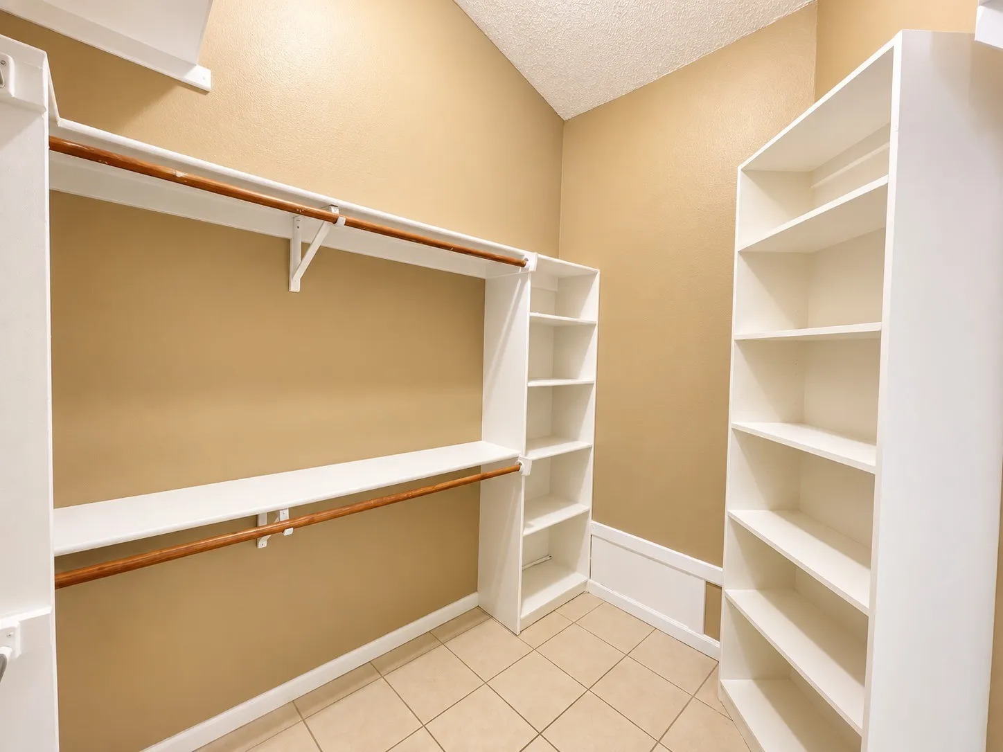 Single Family Residence For Rent in Tarrant County , 514 Briarcroft Drive, Grapevine, Texas 76051, 3 Bedroom, 2 Bathroom, 2 Garage spaces, 1,663 Sqft, built in 1985, mls#21403461, Real Estate Agent in Grapevine, Homes For Rent in Tarrant county, Homes For Rent in Grapevine, Realtor in Grapevine Texas, Real Estate Brokerage Independent Realty Texas, Luminita Cordes Realtor