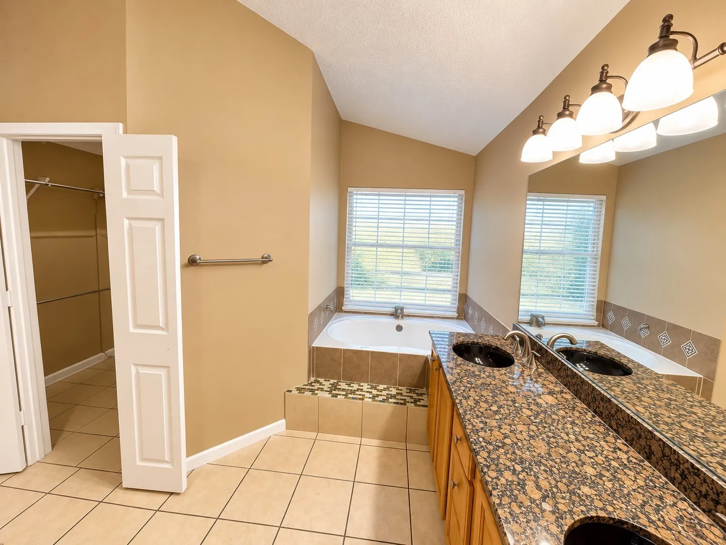 Single Family Residence For Rent in Tarrant County , 514 Briarcroft Drive, Grapevine, Texas 76051, 3 Bedroom, 2 Bathroom, 2 Garage spaces, 1,663 Sqft, built in 1985, mls#21403461, Real Estate Agent in Grapevine, Homes For Rent in Tarrant county, Homes For Rent in Grapevine, Realtor in Grapevine Texas, Real Estate Brokerage Independent Realty Texas, Luminita Cordes Realtor