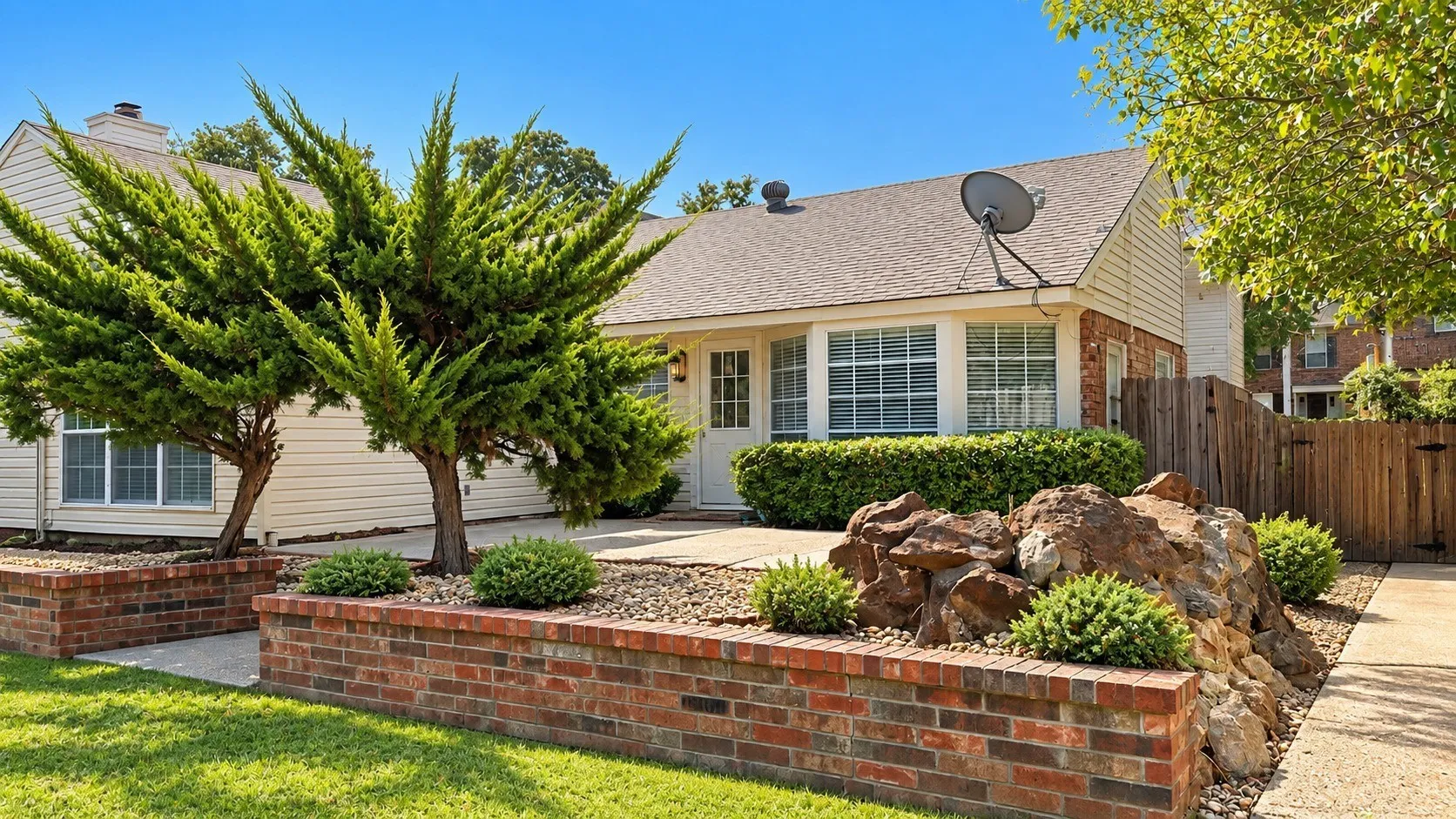 Single Family Residence For Rent in Tarrant County , 514 Briarcroft Drive, Grapevine, Texas 76051, 3 Bedroom, 2 Bathroom, 2 Garage spaces, 1,663 Sqft, built in 1985, mls#21403461, Real Estate Agent in Grapevine, Homes For Rent in Tarrant county, Homes For Rent in Grapevine, Realtor in Grapevine Texas, Real Estate Brokerage Independent Realty Texas, Luminita Cordes Realtor
