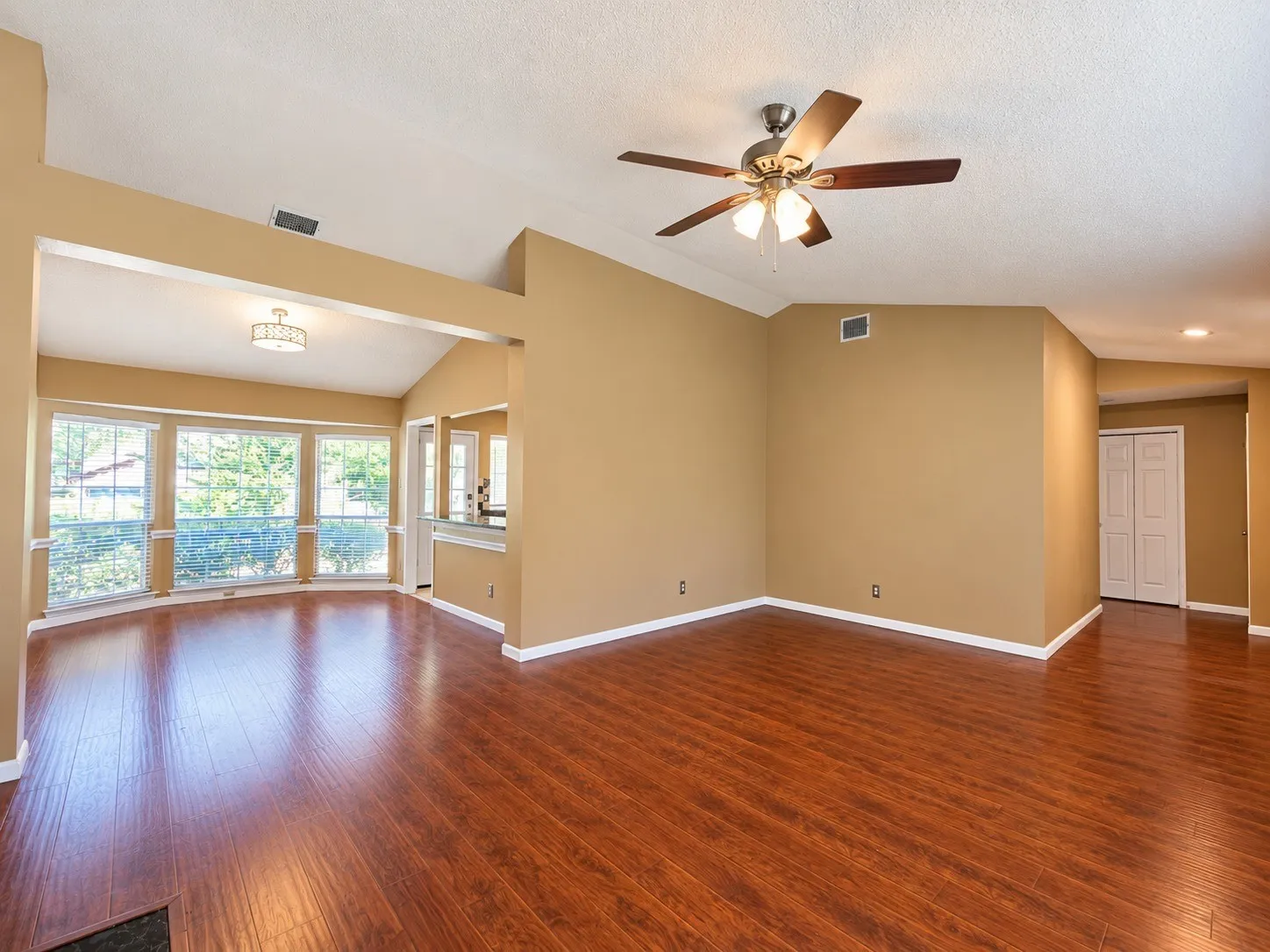 Single Family Residence For Rent in Tarrant County , 514 Briarcroft Drive, Grapevine, Texas 76051, 3 Bedroom, 2 Bathroom, 2 Garage spaces, 1,663 Sqft, built in 1985, mls#21403461, Real Estate Agent in Grapevine, Homes For Rent in Tarrant county, Homes For Rent in Grapevine, Realtor in Grapevine Texas, Real Estate Brokerage Independent Realty Texas, Luminita Cordes Realtor