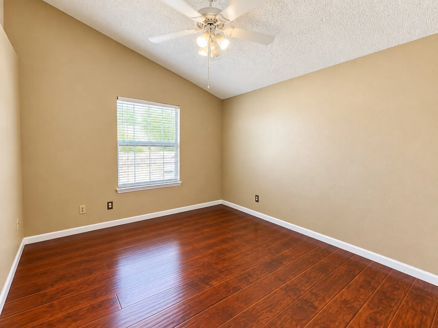 Single Family Residence For Rent in Tarrant County , 514 Briarcroft Drive, Grapevine, Texas 76051, 3 Bedroom, 2 Bathroom, 2 Garage spaces, 1,663 Sqft, built in 1985, mls#21403461, Real Estate Agent in Grapevine, Homes For Rent in Tarrant county, Homes For Rent in Grapevine, Realtor in Grapevine Texas, Real Estate Brokerage Independent Realty Texas, Luminita Cordes Realtor