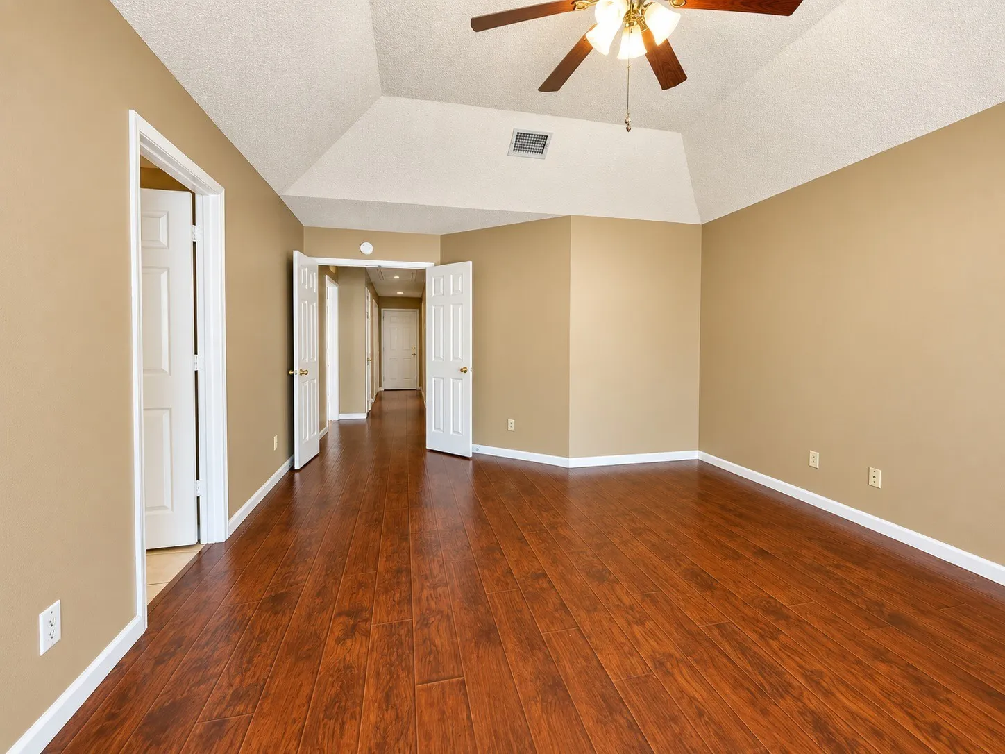 Single Family Residence For Rent in Tarrant County , 514 Briarcroft Drive, Grapevine, Texas 76051, 3 Bedroom, 2 Bathroom, 2 Garage spaces, 1,663 Sqft, built in 1985, mls#21403461, Real Estate Agent in Grapevine, Homes For Rent in Tarrant county, Homes For Rent in Grapevine, Realtor in Grapevine Texas, Real Estate Brokerage Independent Realty Texas, Luminita Cordes Realtor