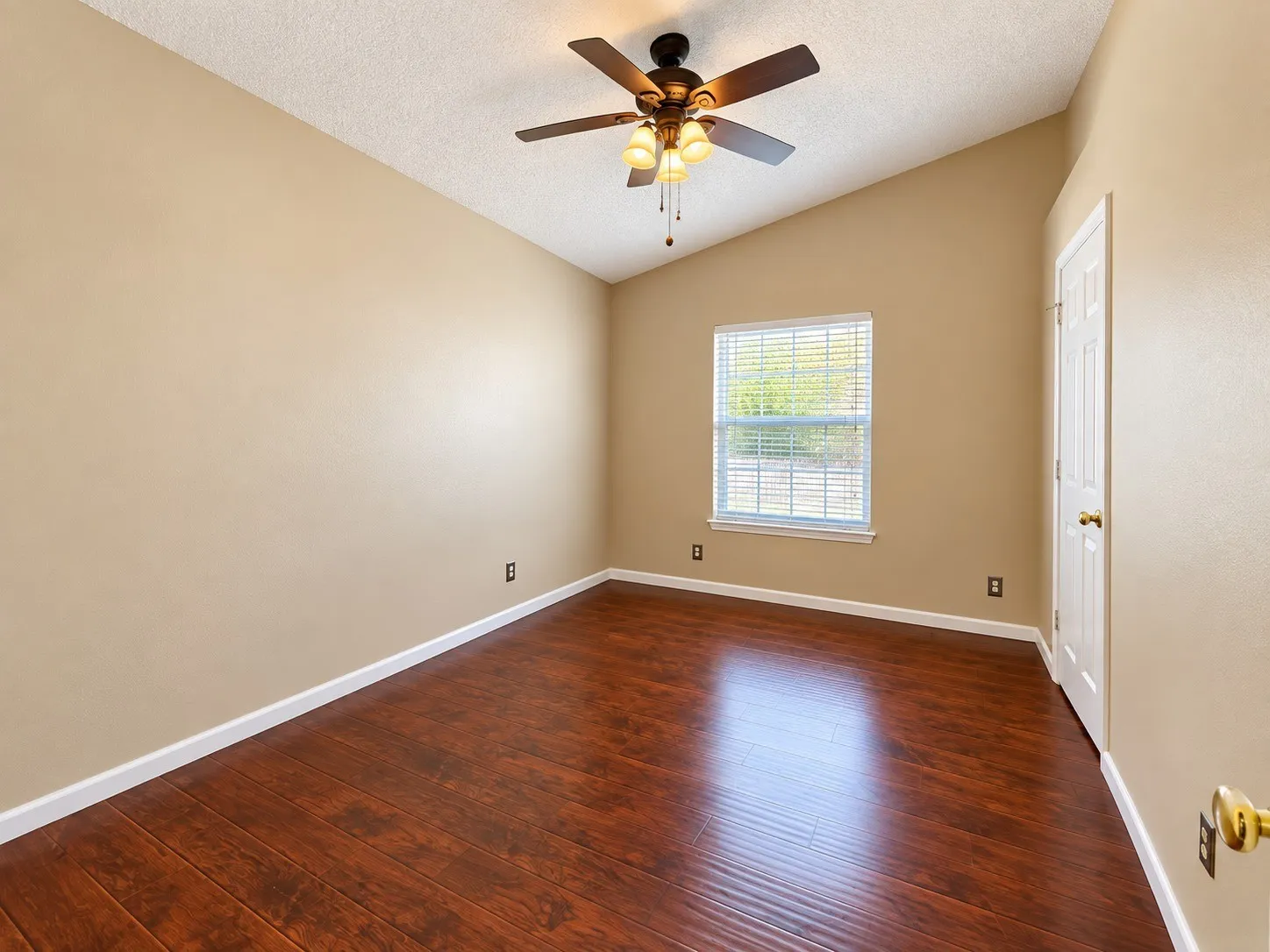 Single Family Residence For Rent in Tarrant County , 514 Briarcroft Drive, Grapevine, Texas 76051, 3 Bedroom, 2 Bathroom, 2 Garage spaces, 1,663 Sqft, built in 1985, mls#21403461, Real Estate Agent in Grapevine, Homes For Rent in Tarrant county, Homes For Rent in Grapevine, Realtor in Grapevine Texas, Real Estate Brokerage Independent Realty Texas, Luminita Cordes Realtor