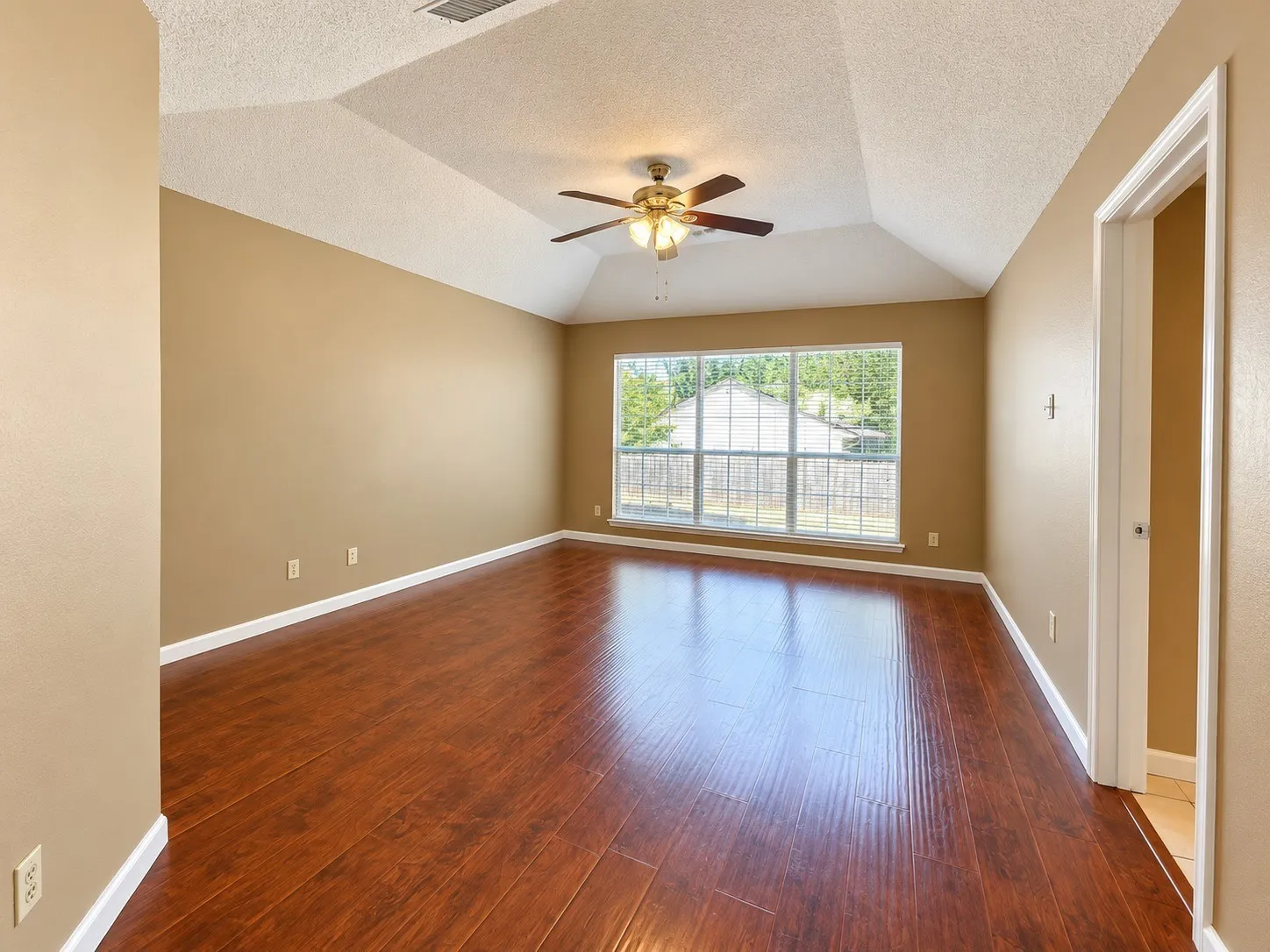Single Family Residence For Rent in Tarrant County , 514 Briarcroft Drive, Grapevine, Texas 76051, 3 Bedroom, 2 Bathroom, 2 Garage spaces, 1,663 Sqft, built in 1985, mls#21403461, Real Estate Agent in Grapevine, Homes For Rent in Tarrant county, Homes For Rent in Grapevine, Realtor in Grapevine Texas, Real Estate Brokerage Independent Realty Texas, Luminita Cordes Realtor