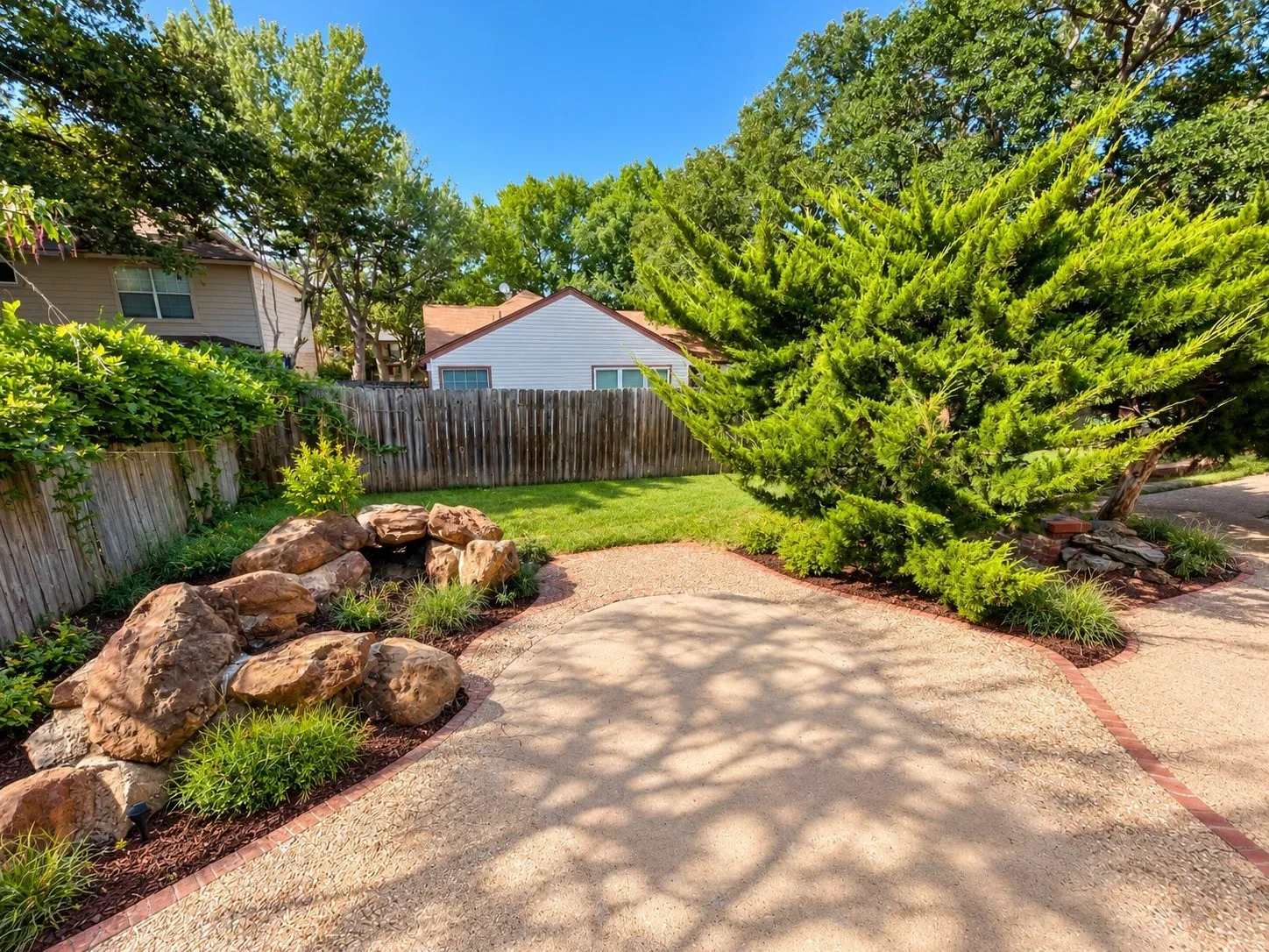 Single Family Residence For Rent in Tarrant County , 514 Briarcroft Drive, Grapevine, Texas 76051, 3 Bedroom, 2 Bathroom, 2 Garage spaces, 1,663 Sqft, built in 1985, mls#21403461, Real Estate Agent in Grapevine, Homes For Rent in Tarrant county, Homes For Rent in Grapevine, Realtor in Grapevine Texas, Real Estate Brokerage Independent Realty Texas, Luminita Cordes Realtor