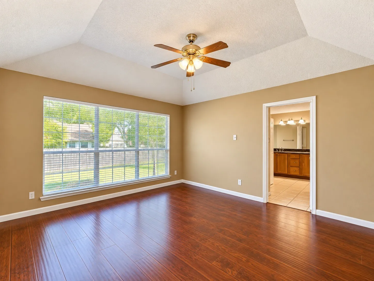 Single Family Residence For Rent in Tarrant County , 514 Briarcroft Drive, Grapevine, Texas 76051, 3 Bedroom, 2 Bathroom, 2 Garage spaces, 1,663 Sqft, built in 1985, mls#21403461, Real Estate Agent in Grapevine, Homes For Rent in Tarrant county, Homes For Rent in Grapevine, Realtor in Grapevine Texas, Real Estate Brokerage Independent Realty Texas, Luminita Cordes Realtor