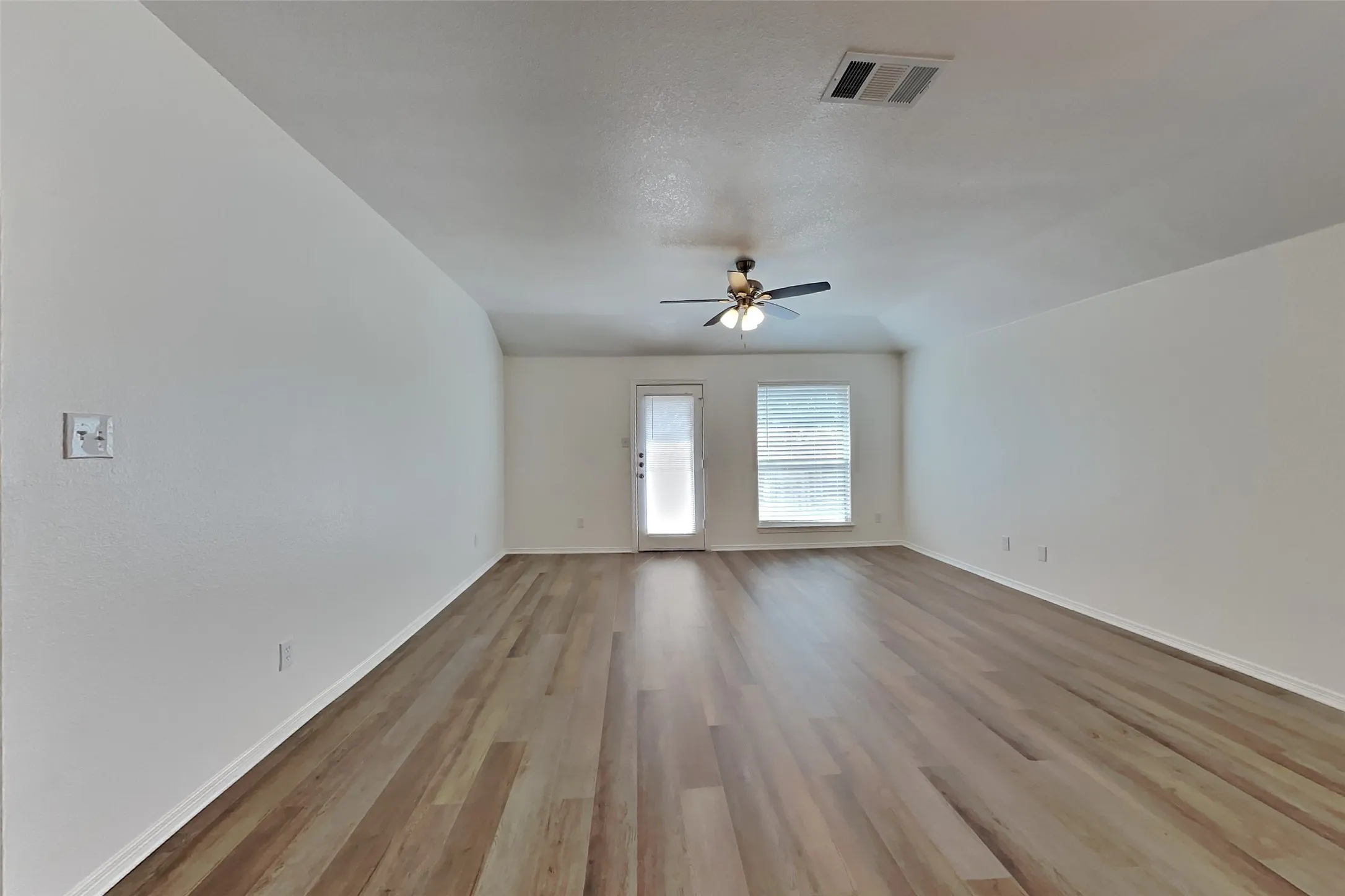 Single Family Residence For Rent in Tarrant County , 4406 Fox Meadows Lane, Mansfield, Texas 76063, 3 Bedroom, 2 Bathroom, 2 Garage spaces, 1,847 Sqft, built in 2003, mls#21403462, Real Estate Agent in Mansfield, Homes For Rent in Tarrant county, Homes For Rent in Mansfield, Realtor in Mansfield Texas, Real Estate Brokerage Independent Realty Texas, Luminita Cordes Realtor