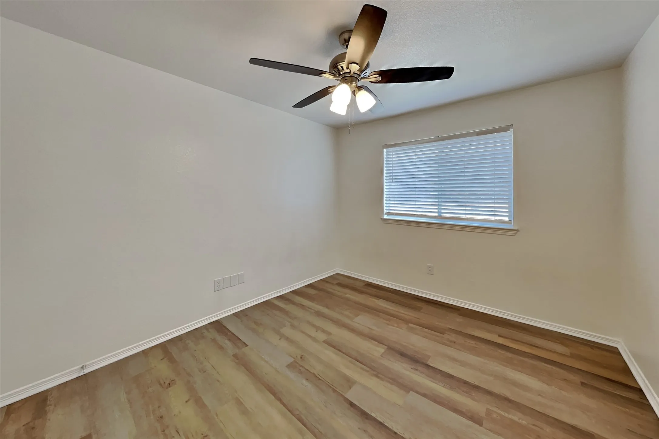 Single Family Residence For Rent in Tarrant County , 4406 Fox Meadows Lane, Mansfield, Texas 76063, 3 Bedroom, 2 Bathroom, 2 Garage spaces, 1,847 Sqft, built in 2003, mls#21403462, Real Estate Agent in Mansfield, Homes For Rent in Tarrant county, Homes For Rent in Mansfield, Realtor in Mansfield Texas, Real Estate Brokerage Independent Realty Texas, Luminita Cordes Realtor