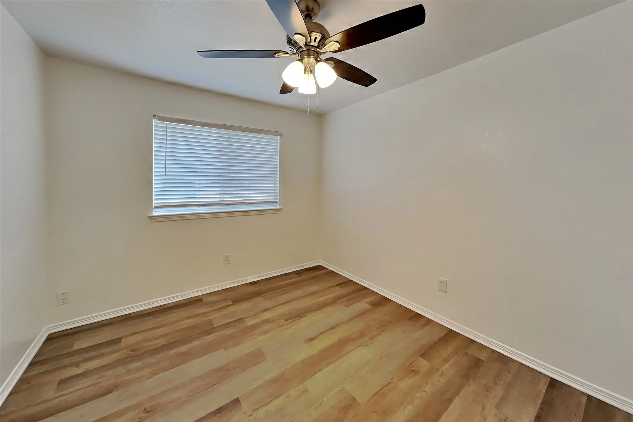 Single Family Residence For Rent in Tarrant County , 4406 Fox Meadows Lane, Mansfield, Texas 76063, 3 Bedroom, 2 Bathroom, 2 Garage spaces, 1,847 Sqft, built in 2003, mls#21403462, Real Estate Agent in Mansfield, Homes For Rent in Tarrant county, Homes For Rent in Mansfield, Realtor in Mansfield Texas, Real Estate Brokerage Independent Realty Texas, Luminita Cordes Realtor
