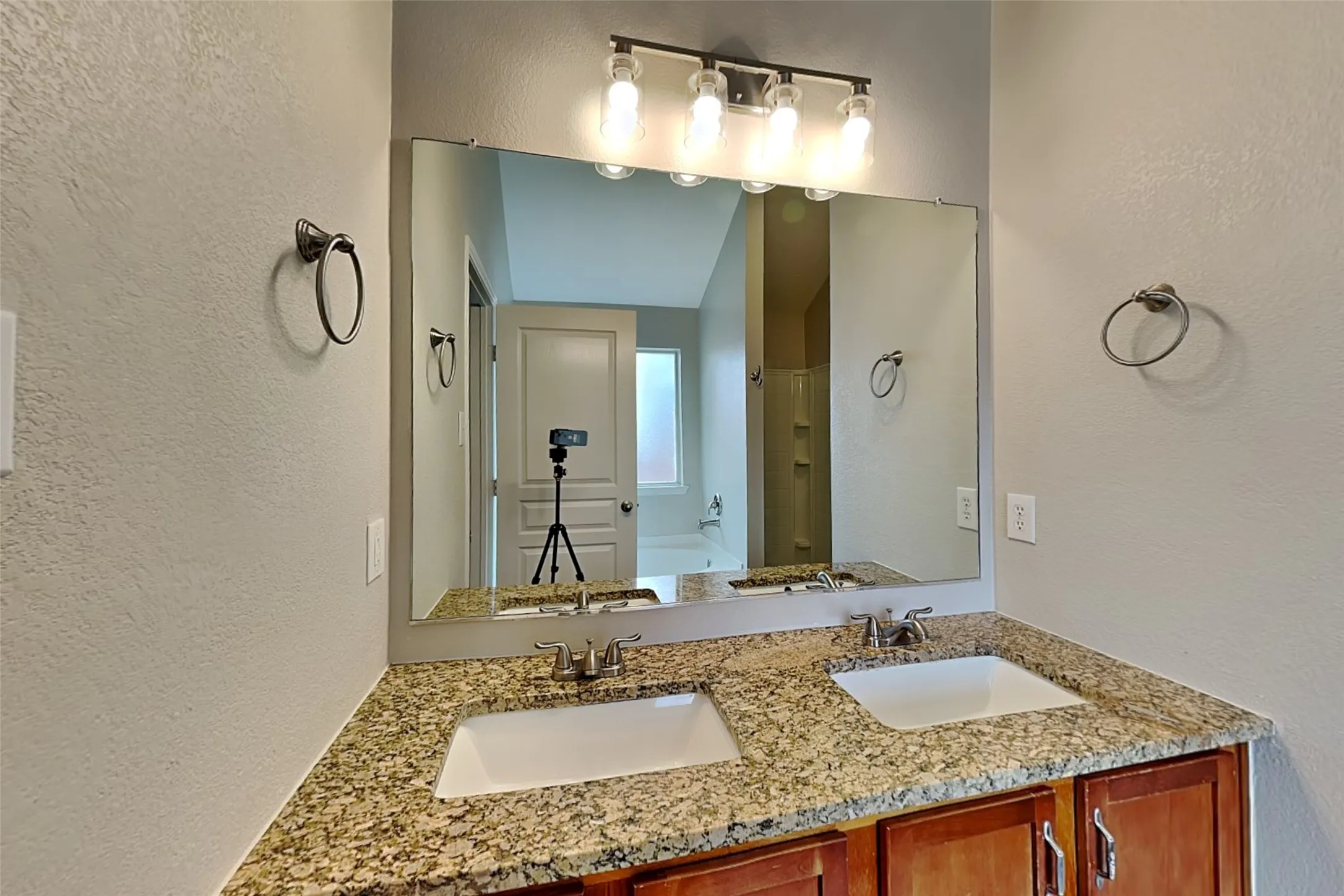 Single Family Residence For Rent in Tarrant County , 4868 Ambrosia Drive, Fort Worth, Texas 76244, 4 Bedroom, 3 Bathroom, 2 Garage spaces, 2,193 Sqft, built in 2004, mls#21403464, Real Estate Agent in Fort Worth, Homes For Rent in Tarrant county, Homes For Rent in Fort Worth, Realtor in Fort Worth Texas, Real Estate Brokerage Independent Realty Texas, Luminita Cordes Realtor