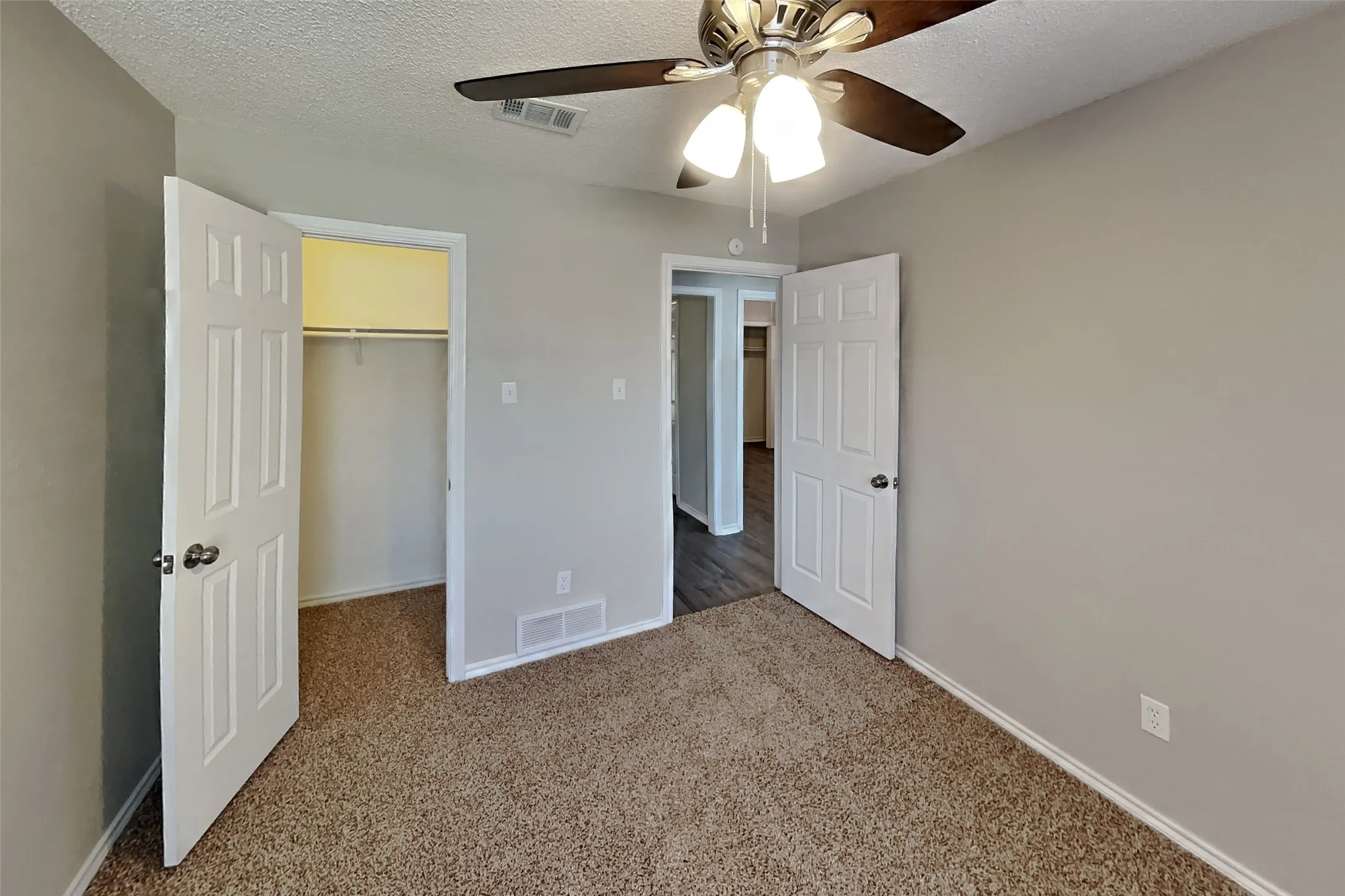 Single Family Residence For Rent in Tarrant County , 6801 Hadley Drive, North Richland Hills, Texas 76182, 4 Bedroom, 2 Bathroom, 2 Garage spaces, 1,737 Sqft, built in 1991, mls#21403470, Real Estate Agent in North Richland Hills, Homes For Rent in Tarrant county, Homes For Rent in North Richland Hills, Realtor in North Richland Hills Texas, Real Estate Brokerage Independent Realty Texas, Luminita Cordes Realtor