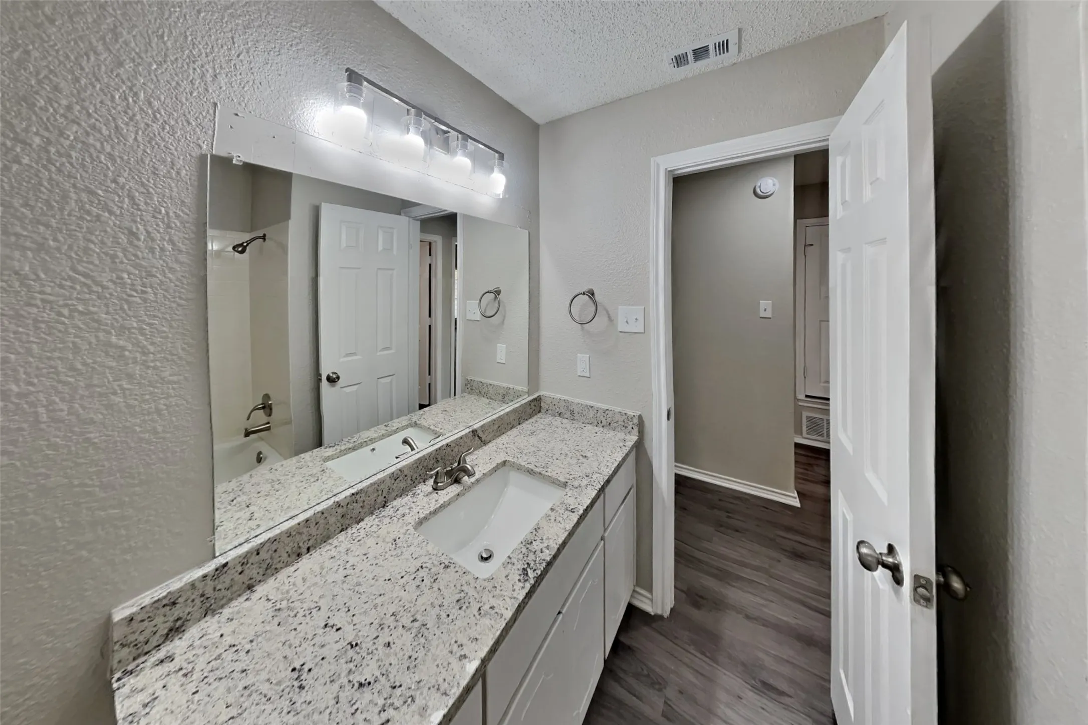 Single Family Residence For Rent in Tarrant County , 6801 Hadley Drive, North Richland Hills, Texas 76182, 4 Bedroom, 2 Bathroom, 2 Garage spaces, 1,737 Sqft, built in 1991, mls#21403470, Real Estate Agent in North Richland Hills, Homes For Rent in Tarrant county, Homes For Rent in North Richland Hills, Realtor in North Richland Hills Texas, Real Estate Brokerage Independent Realty Texas, Luminita Cordes Realtor