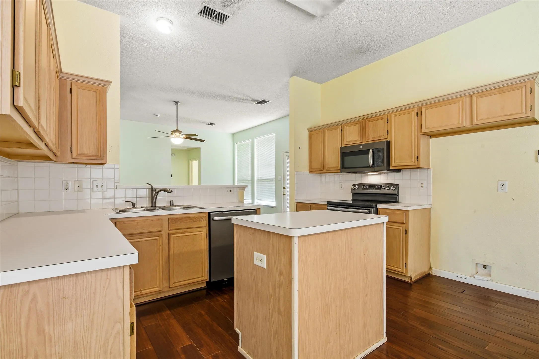Single Family Residence For Rent in Dallas County , 2720 Preston Creek, Mesquite, Texas 75181, 3 Bedroom, 3 Bathroom, 2 Garage spaces, 2,045 Sqft, built in 1996, mls#21400197, Real Estate Agent in Mesquite, Homes For Rent in Dallas county, Homes For Rent in Mesquite, Realtor in Mesquite Texas, Real Estate Brokerage Independent Realty Texas, Luminita Cordes Realtor