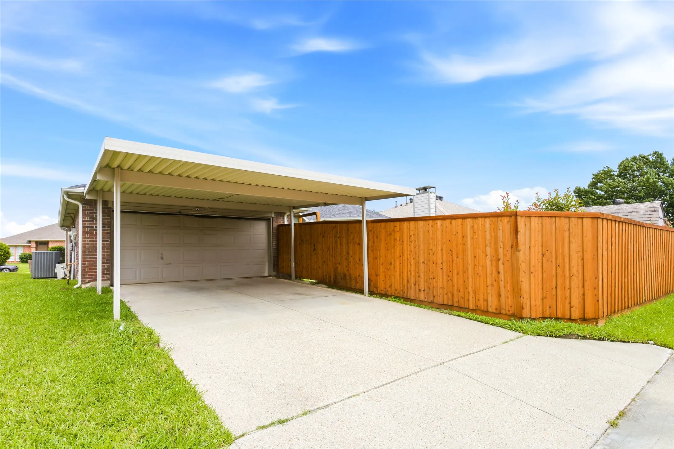 Single Family Residence For Rent in Dallas County , 2720 Preston Creek, Mesquite, Texas 75181, 3 Bedroom, 3 Bathroom, 2 Garage spaces, 2,045 Sqft, built in 1996, mls#21400197, Real Estate Agent in Mesquite, Homes For Rent in Dallas county, Homes For Rent in Mesquite, Realtor in Mesquite Texas, Real Estate Brokerage Independent Realty Texas, Luminita Cordes Realtor