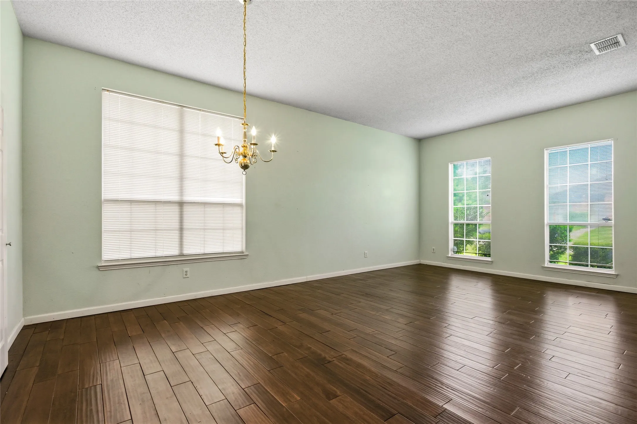 Single Family Residence For Rent in Dallas County , 2720 Preston Creek, Mesquite, Texas 75181, 3 Bedroom, 3 Bathroom, 2 Garage spaces, 2,045 Sqft, built in 1996, mls#21400197, Real Estate Agent in Mesquite, Homes For Rent in Dallas county, Homes For Rent in Mesquite, Realtor in Mesquite Texas, Real Estate Brokerage Independent Realty Texas, Luminita Cordes Realtor