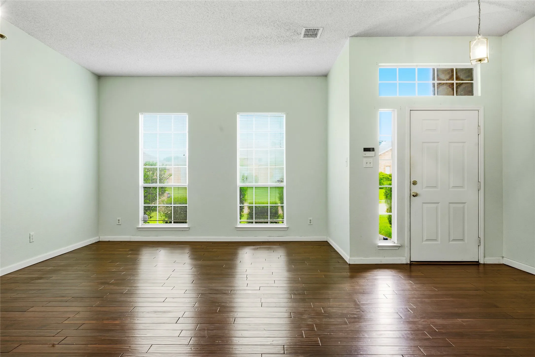 Single Family Residence For Rent in Dallas County , 2720 Preston Creek, Mesquite, Texas 75181, 3 Bedroom, 3 Bathroom, 2 Garage spaces, 2,045 Sqft, built in 1996, mls#21400197, Real Estate Agent in Mesquite, Homes For Rent in Dallas county, Homes For Rent in Mesquite, Realtor in Mesquite Texas, Real Estate Brokerage Independent Realty Texas, Luminita Cordes Realtor